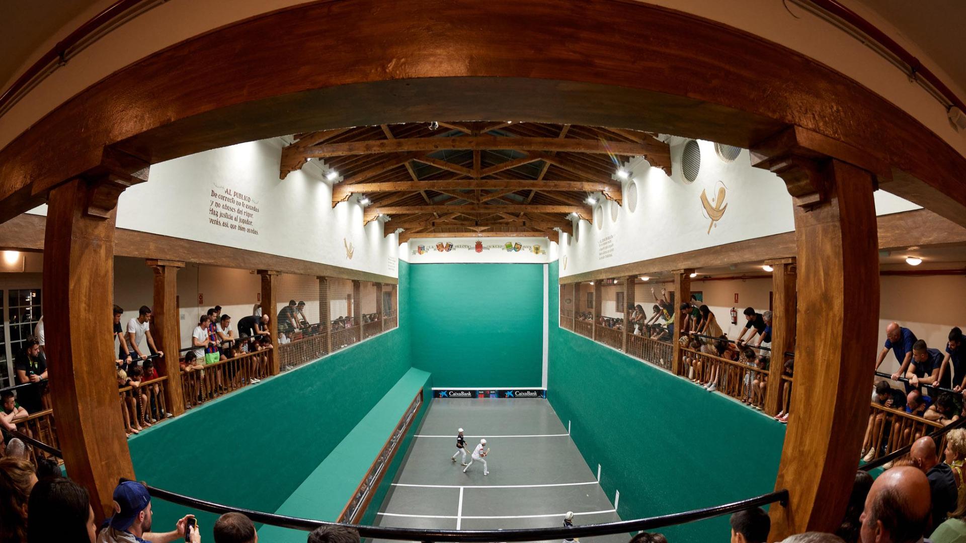 El trinquete del Club de Tenis Pamplona se llena durante el torneo
