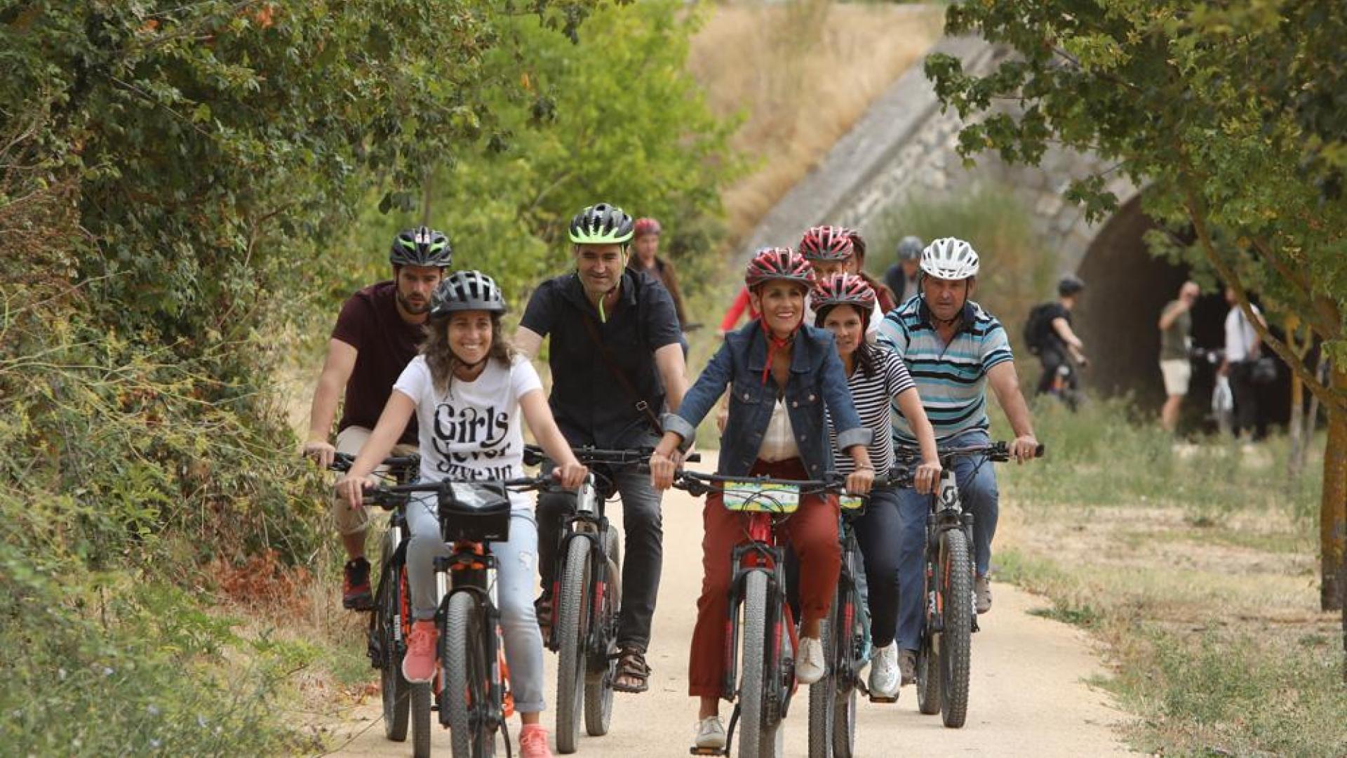 La presidenta de Navarra, María Chivite; la directora general de Transportes y Movilidad Sostenible, Berta Miranda; la alcaldesa de Villatuerta, Mª José Calvo, y el alcalde de Estella, Koldo Leoz, durante su visita a la ruta ciclable que conecta ambas localidades