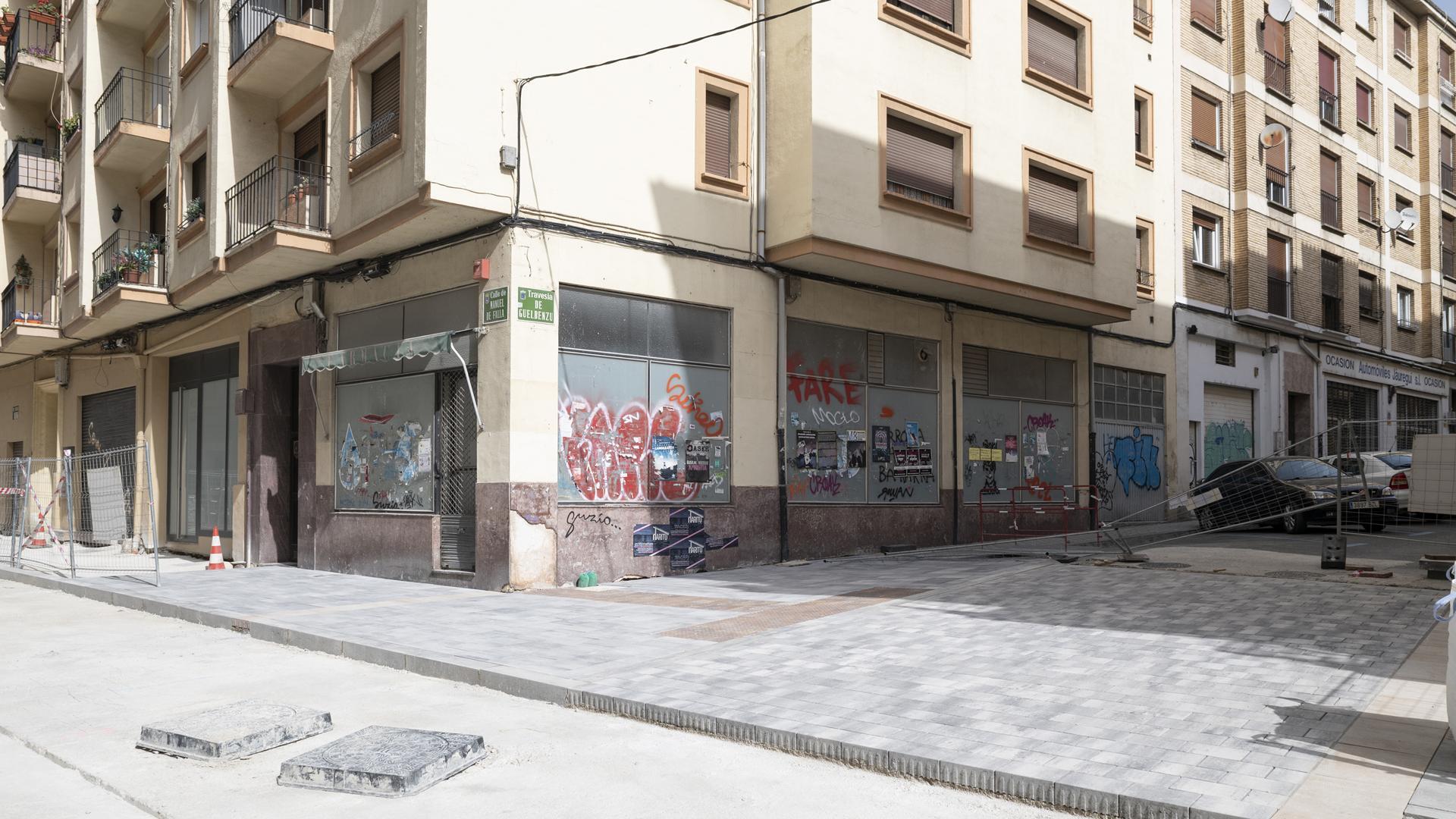 La amplitud de aceras y de espacios peatonales es uno de los cambios más visibles en el barrio
