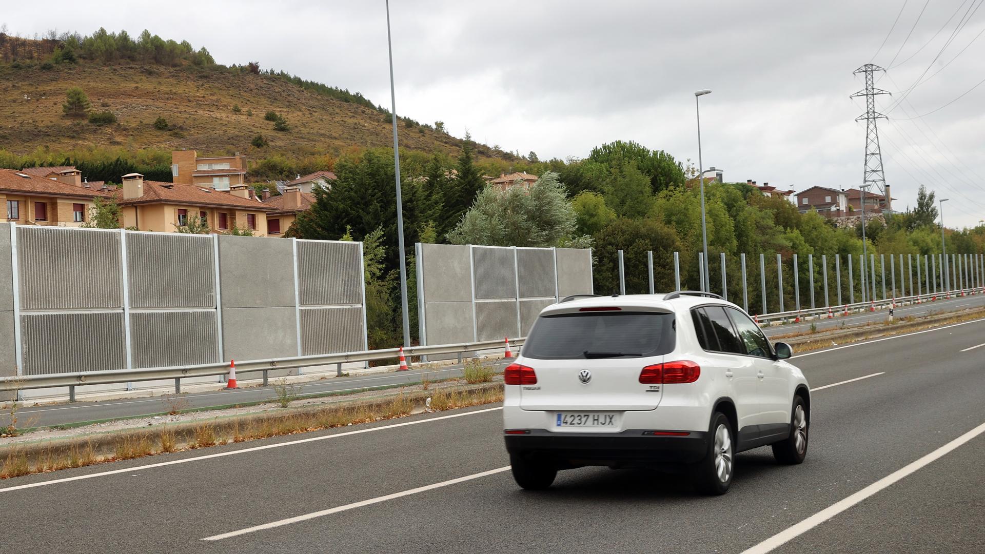 Un vehículo circula por la ronda, en Artica, donde ha comenzado la instalación de pantallas