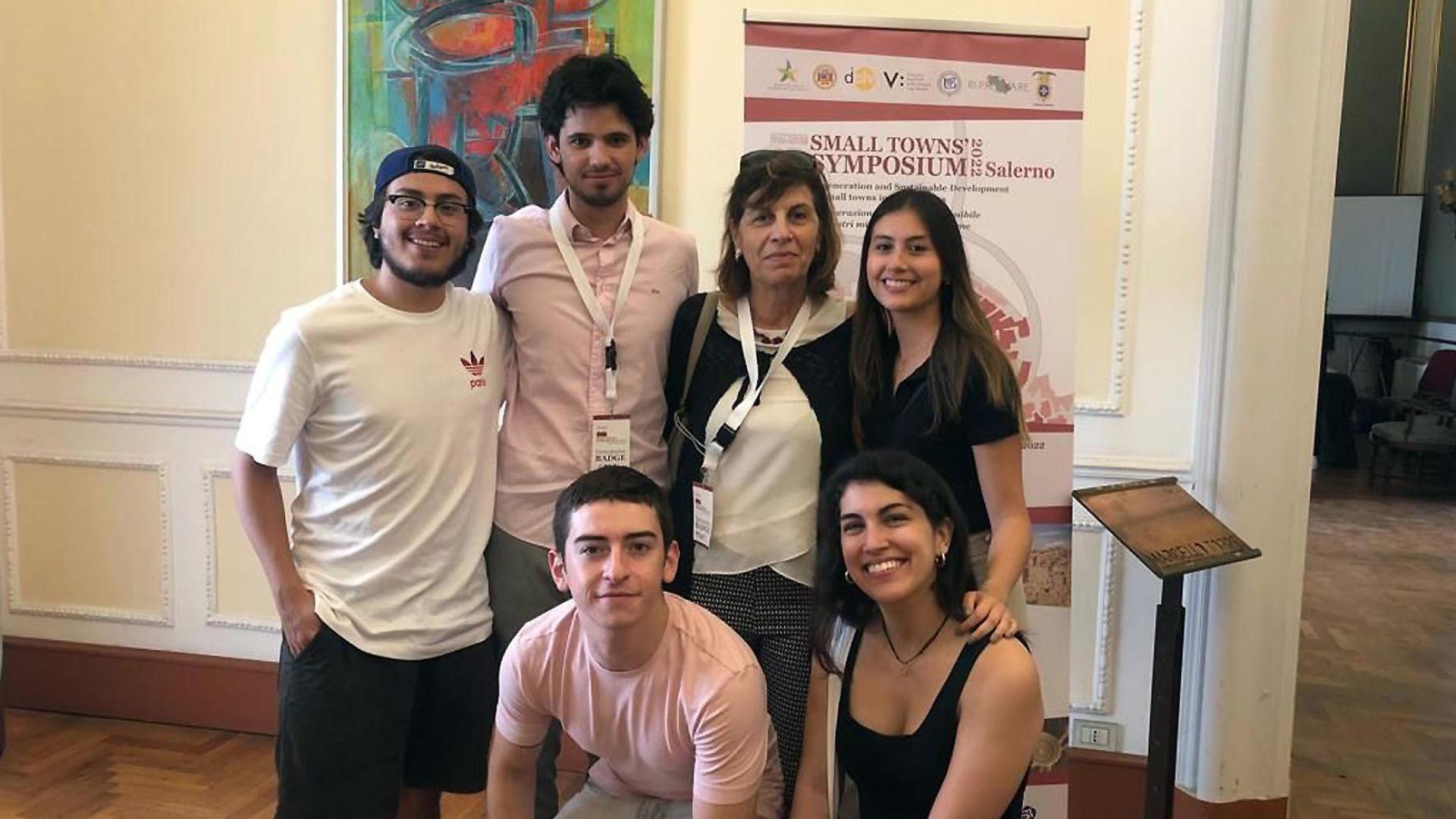 Alumnos de la Universidad de Navarra que realizan prácticas en Italia. Posan junto a la directora del proyecto KiNESIS, Johanna Monti, profesora de la Universidad de Nápoles L'Orientale