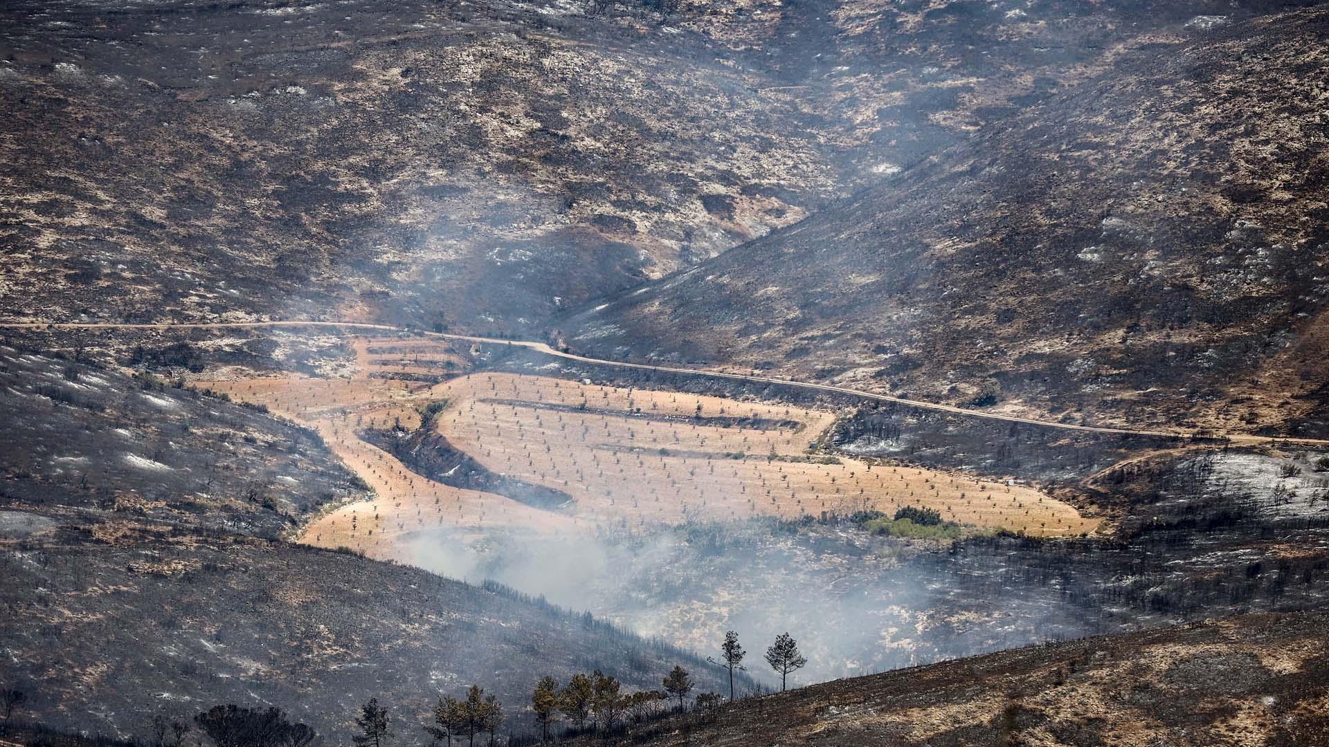 Humo y zona calcinada del incendio forestal que va desde Alcublas hasta las poblaciones de Bejis, Teresa, Toras y Altura en la comarca del Alto Palancia (Castellón)
