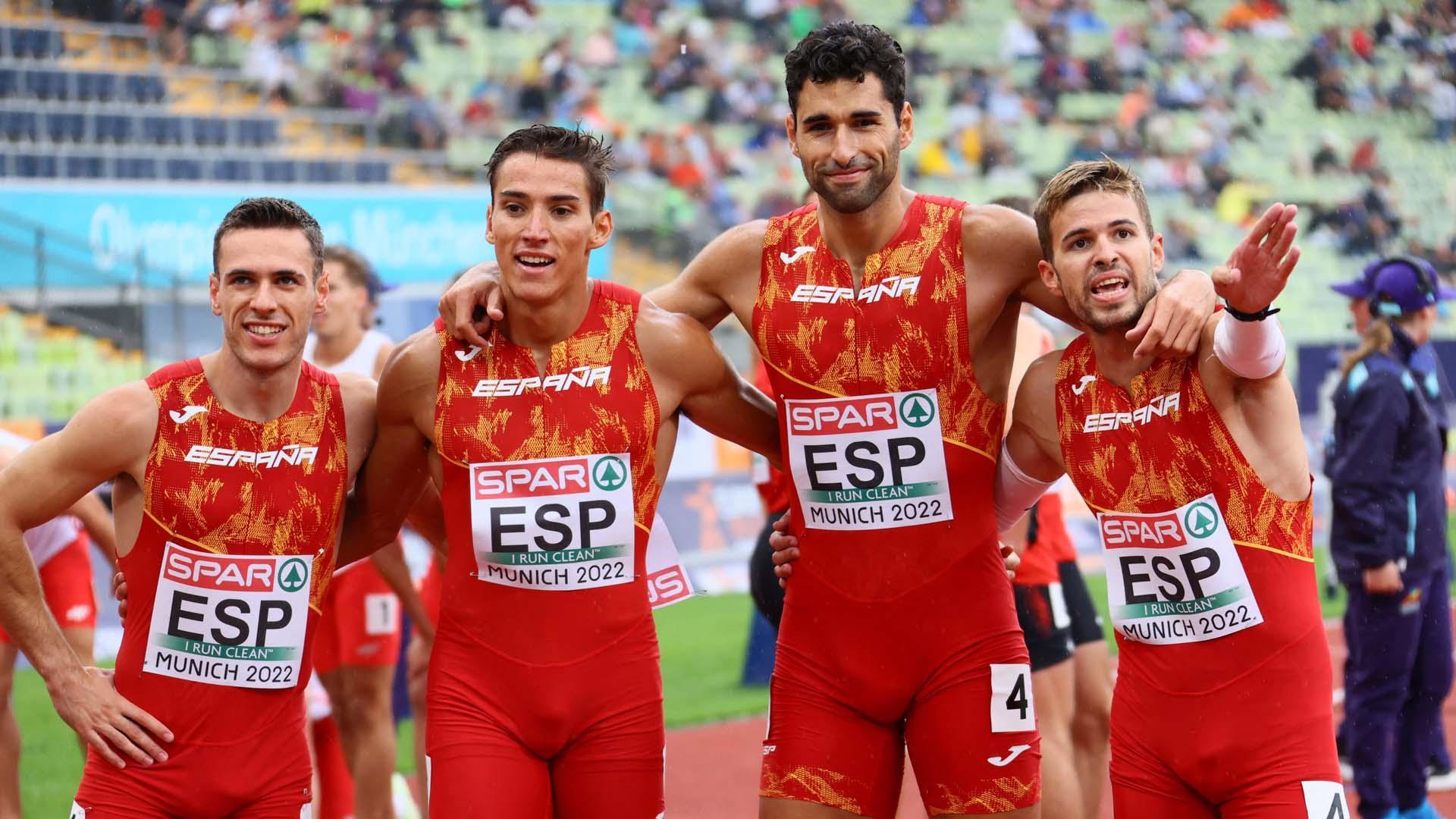 Lucas Búa, Samuel García, Oscar Husillos y Manuel Guijarro celebran su clasificación para la final del 4x400
