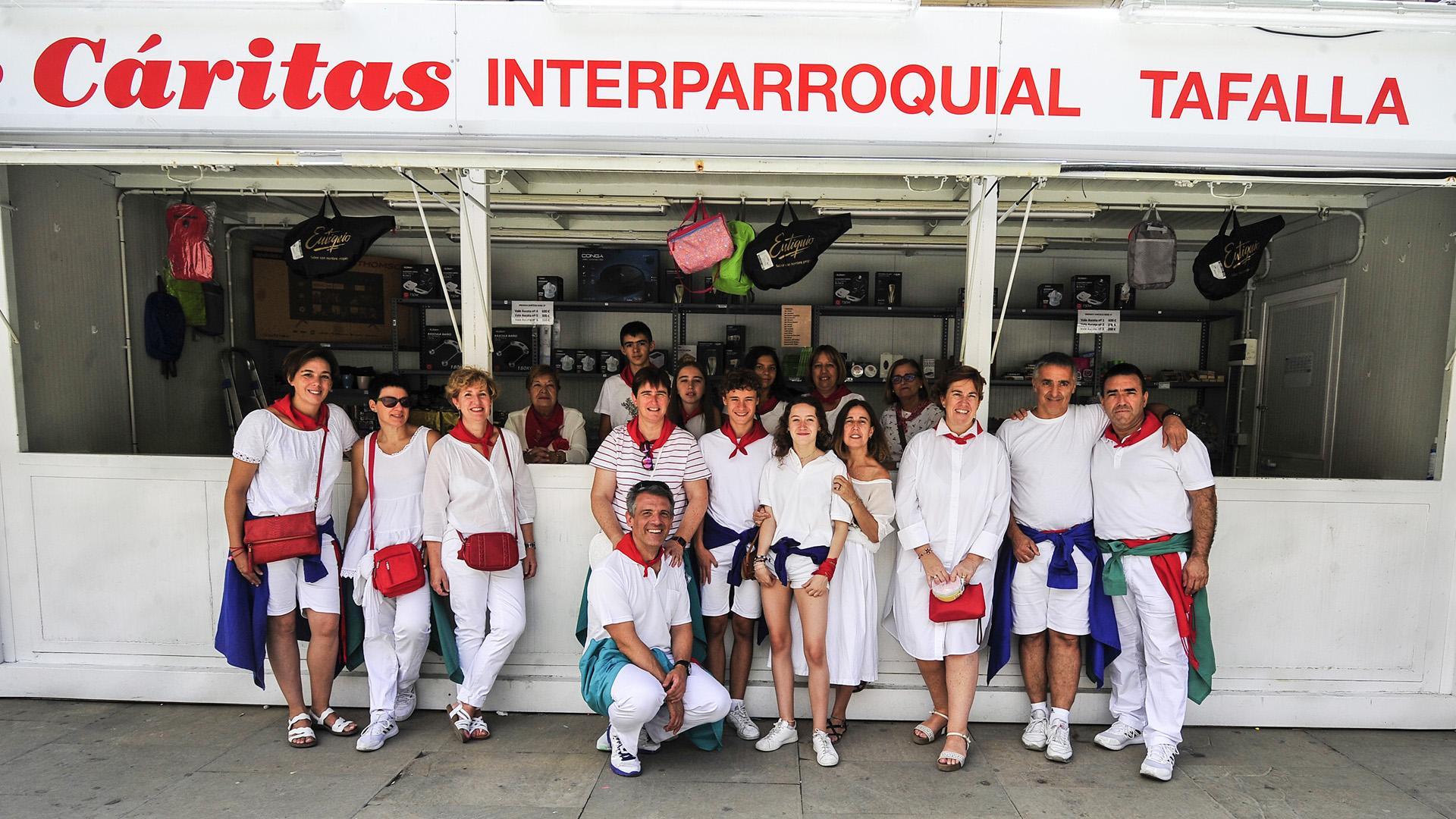 Parte de los voluntarios que estos días se colocan tras el mostrador de la tómbola de Cáritas en Tafalla