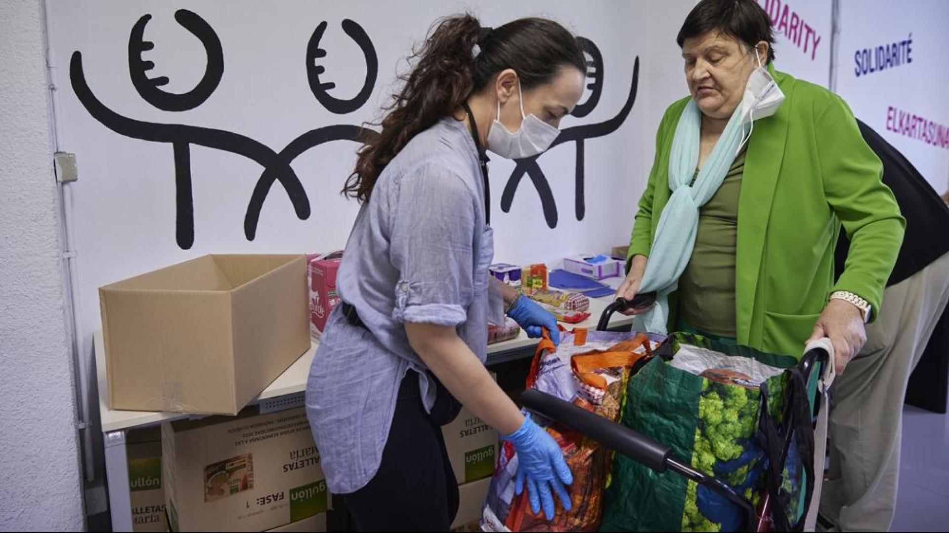 Reparto de comida en el Banco de Alimentos