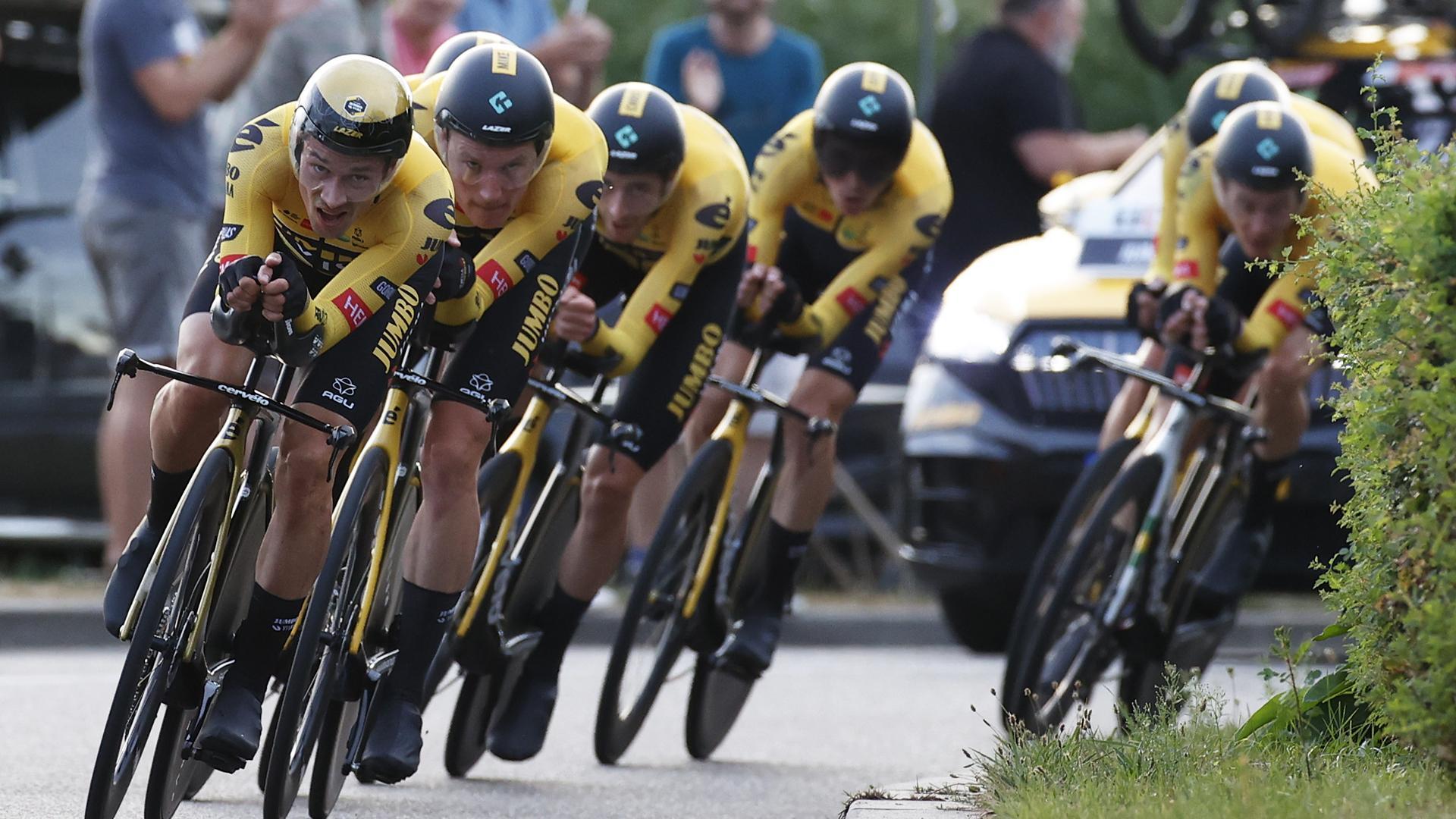 Los cilcistas del Jumbo Visna durante la primera etapa de la Vuelta a España 2022 en Utrecht