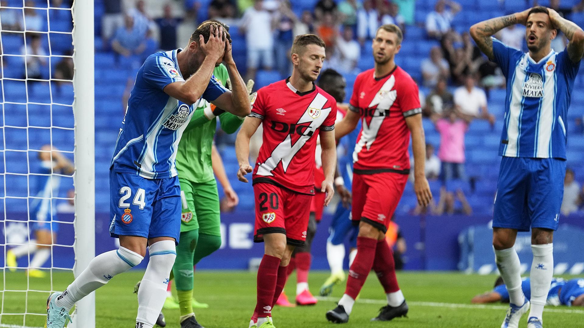 Los jugadores del Espanyol se lamentan tras fallar una ocasión Sergi Gómez en el encuentro