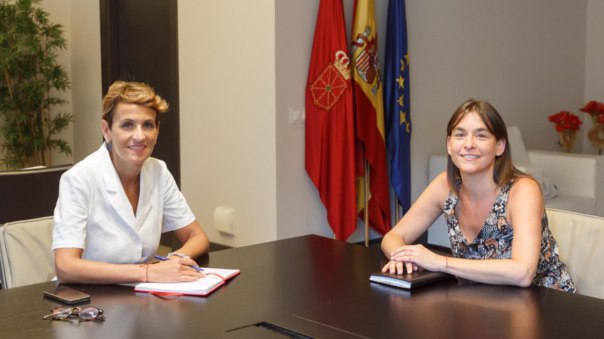 La Presidenta de Navarra, María Chivite, junto a la coordinadora de Podemos Navarra, Begoña Alfaro