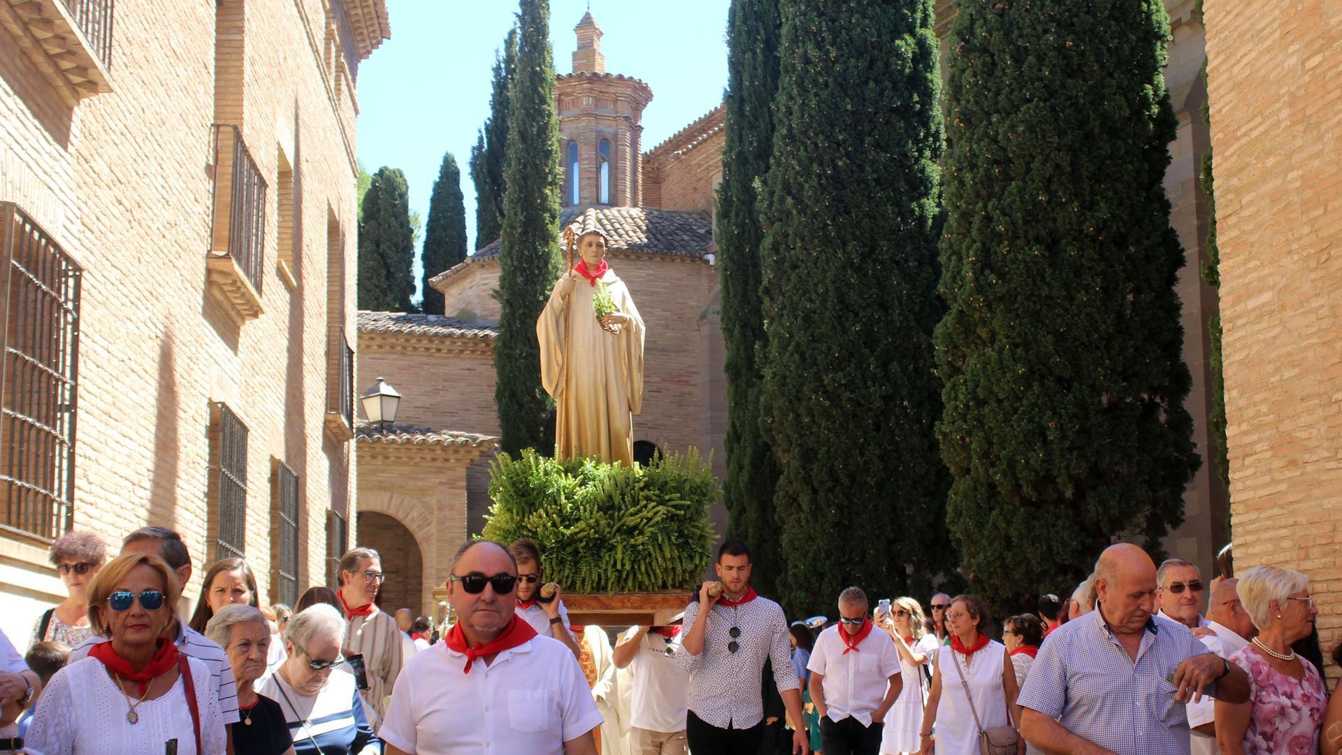 La imagen de San Bernardo, con el pañuelo de fiestas al cuello, encabeza la procesión