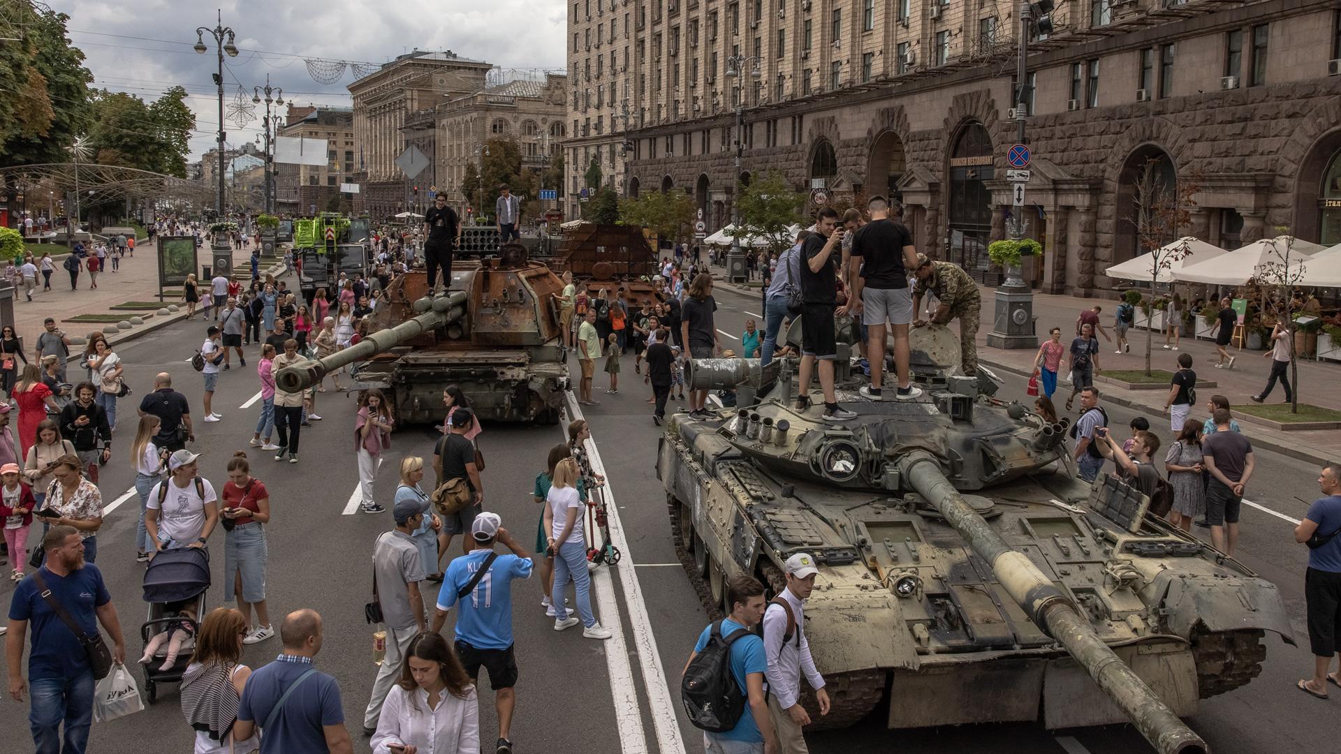 Tanques rusos destruidos expuestos en el centro de Kiev