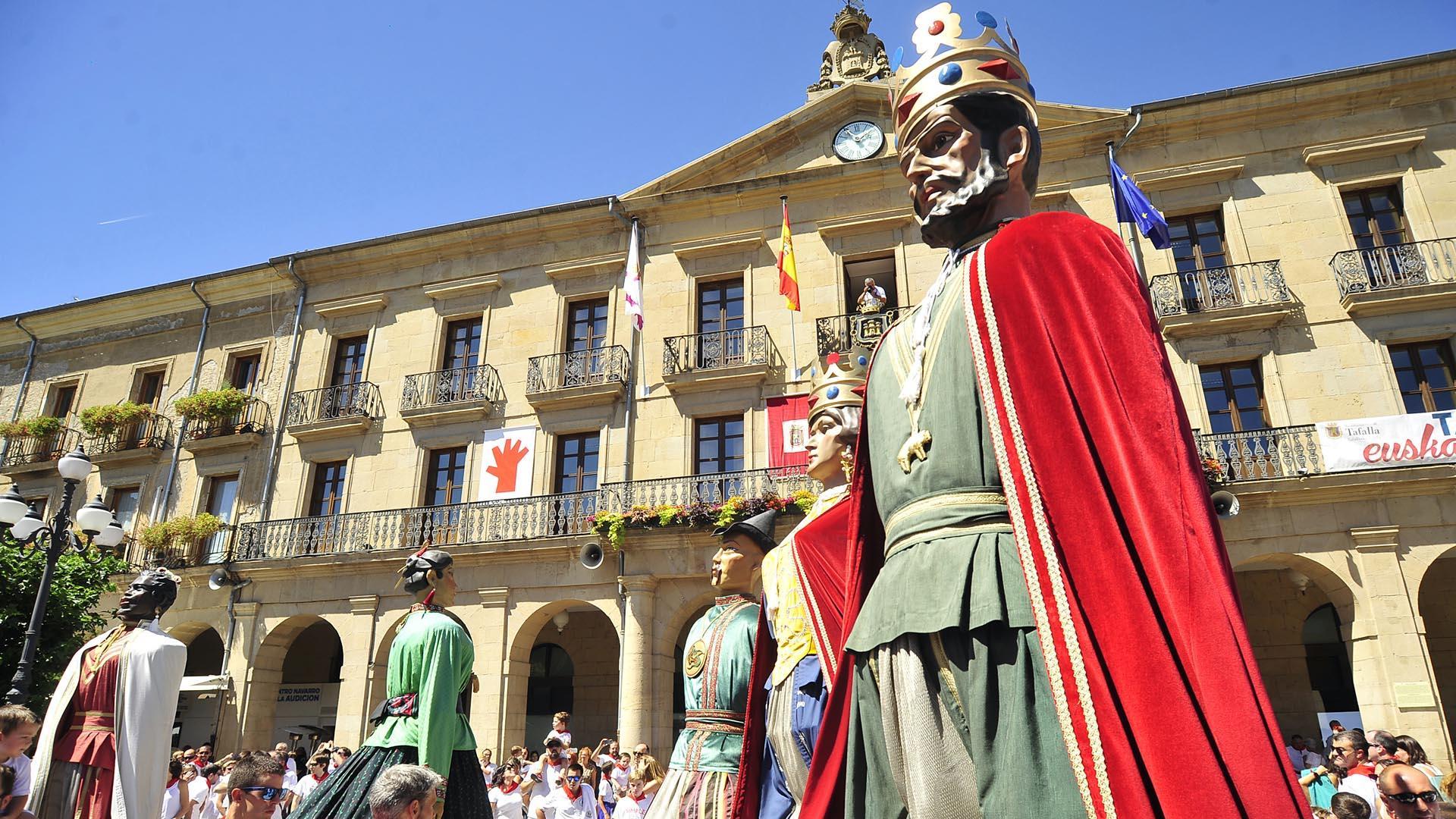 Fotos de la despedida de los gigantes en Tafalla./
