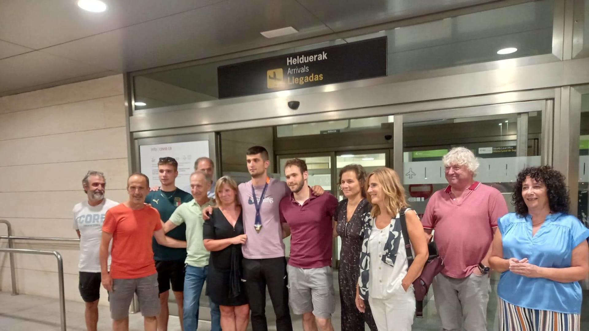 Sus padres y hermano han esperado al atleta navarro a su llegada tras obtener la medalla de oro en el Campeonato de Europa de Atletismo.