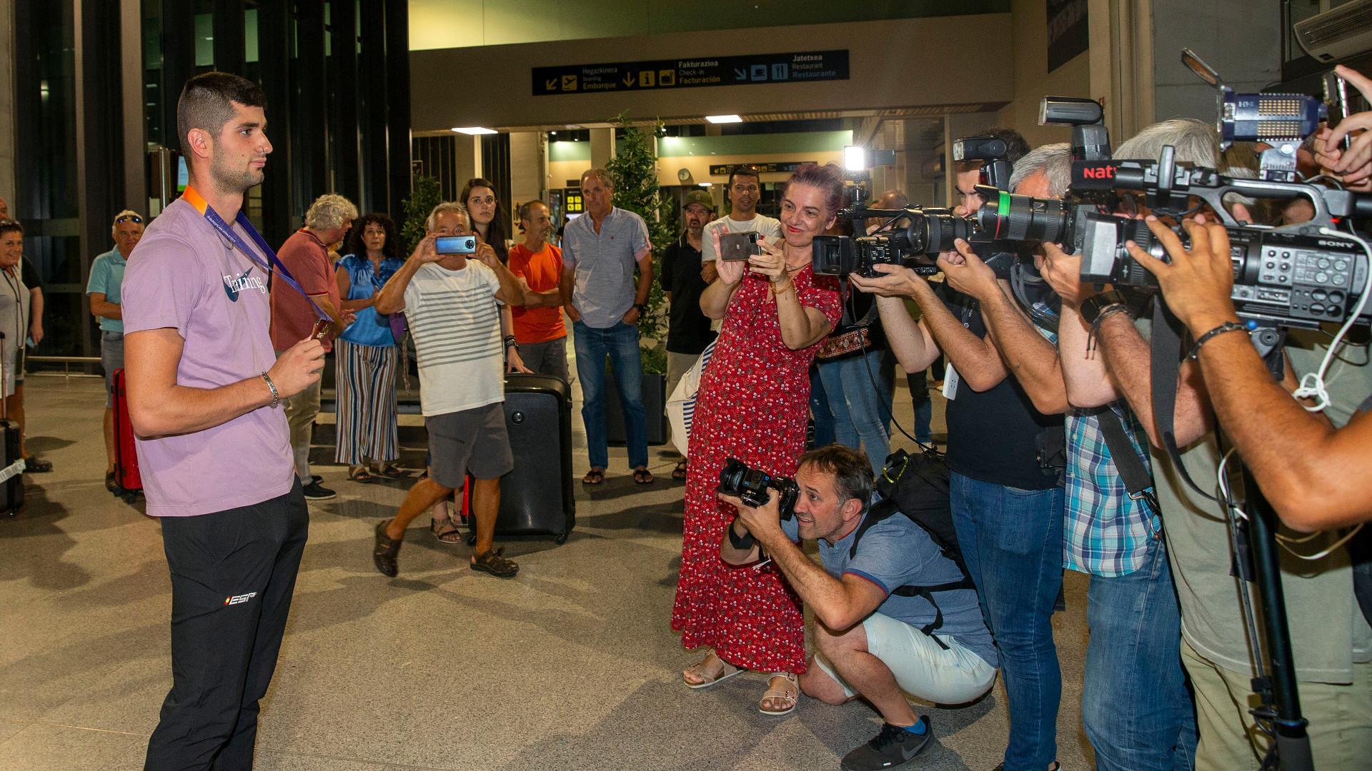 Un serio Asier Martínez aparecía por la puerta de llegadas en Noáin pasadas las 21:30 de ayer. Se vio sorprendido por muchas cámaras. Su familia esperó al fondo.