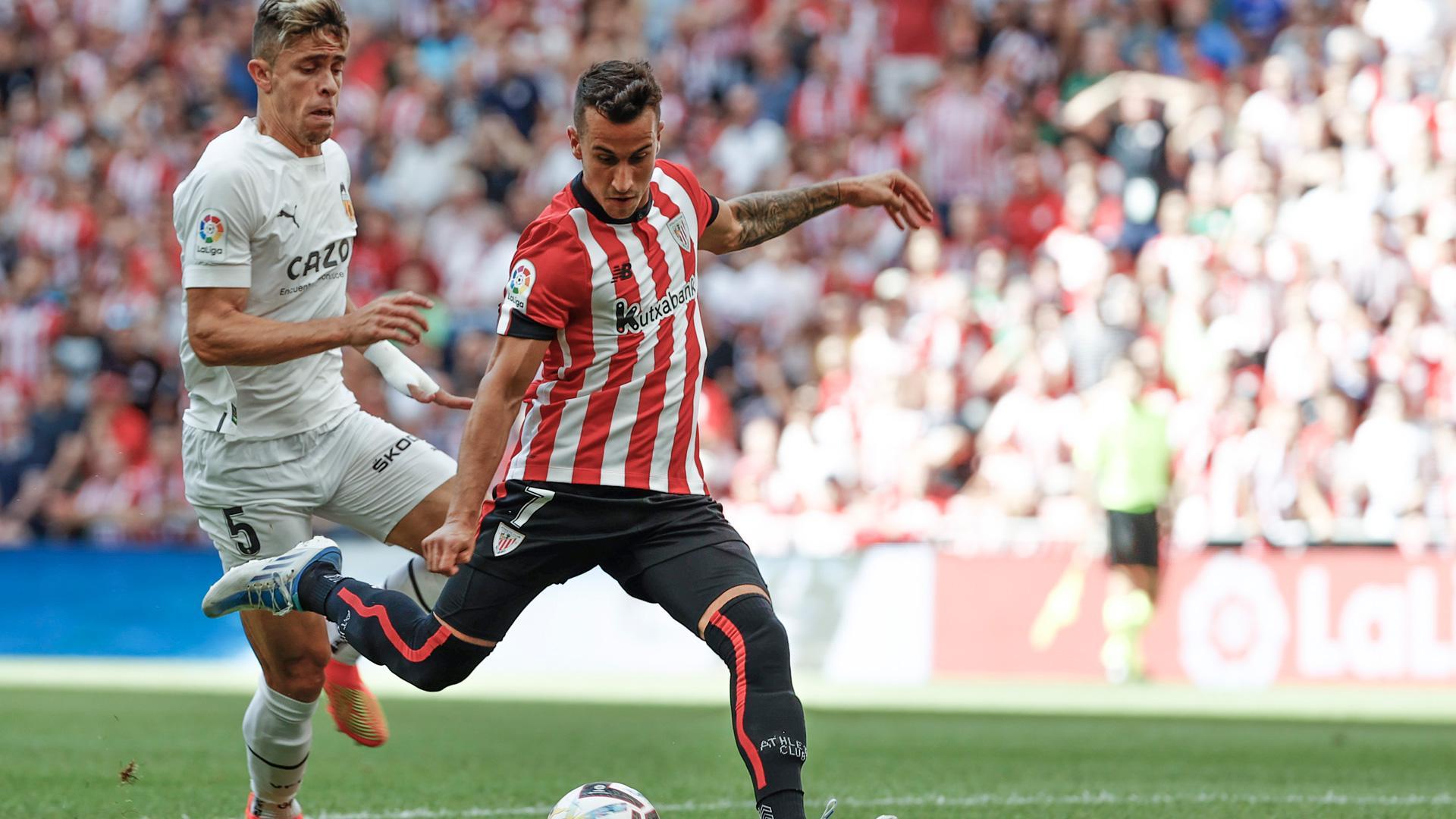 El defensa del Valencia Gabriel Armando y el delantero del Athletic Club Alejandro Berenguer pelean por el balón en San Mamés