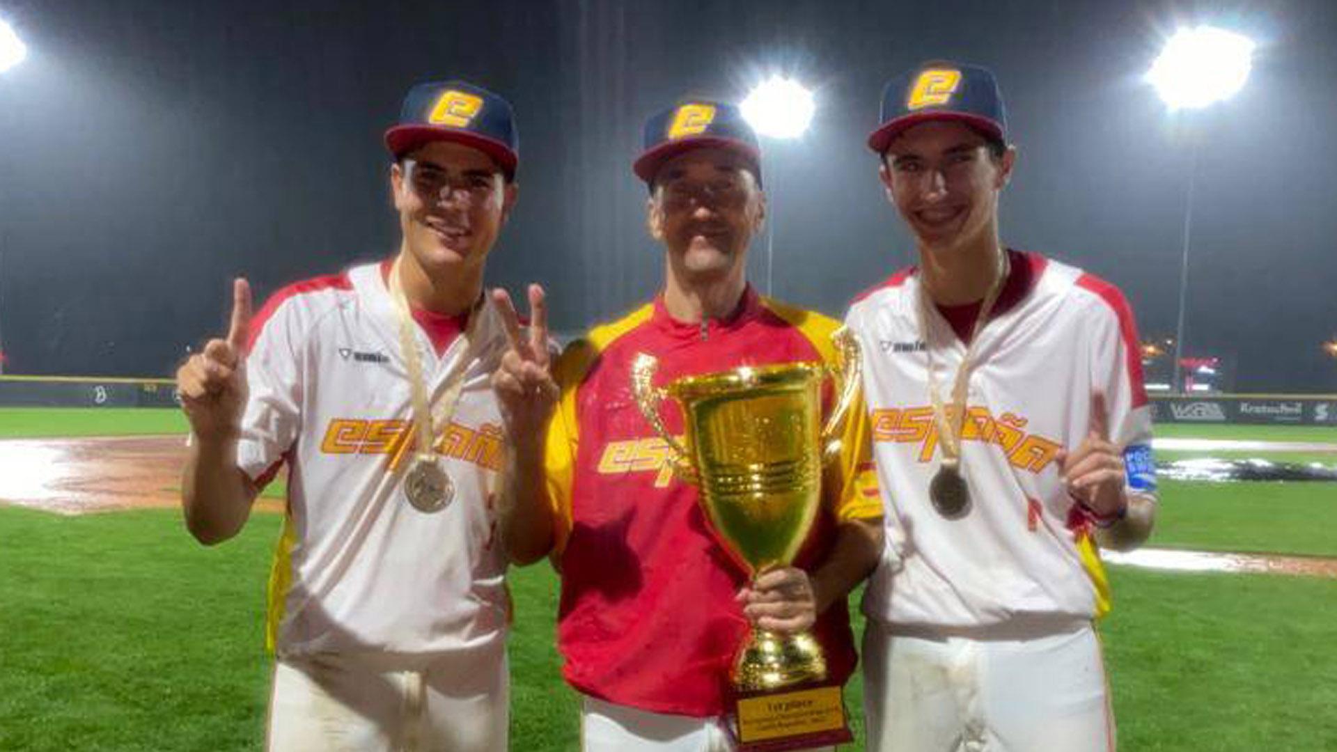 La selección española de béisbol celebra el triunfo bajo la lluvia en Brno (República Checa)