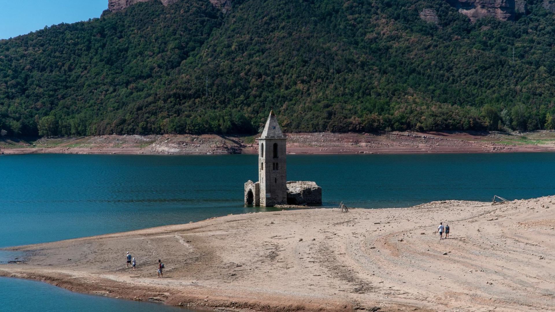 La iglesia del embalse de Sau, en Cataluña, emerge debido a la falta de precipitaciones