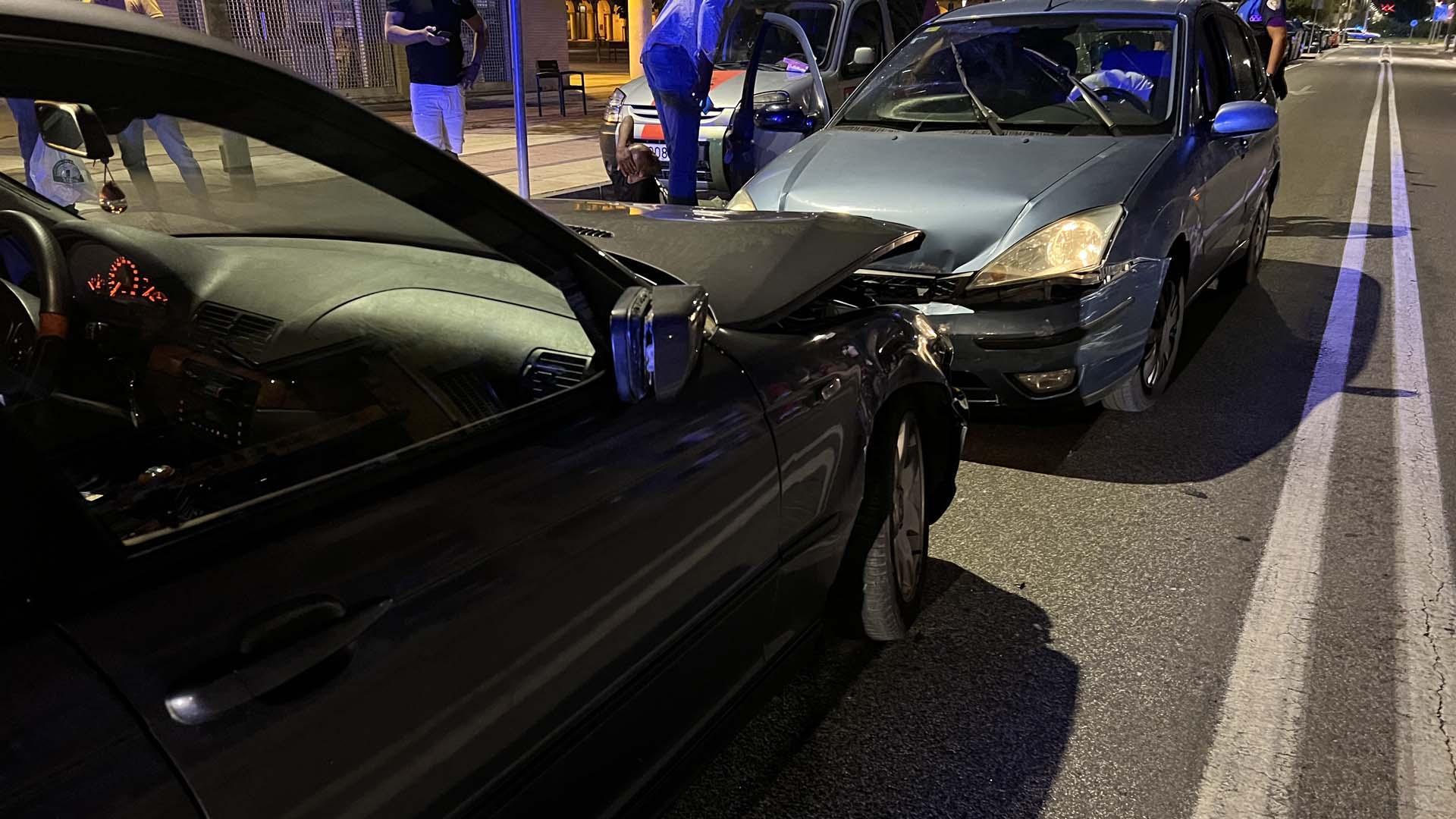El vehículo que invadió el carril contrario colisionó contra otro turismo