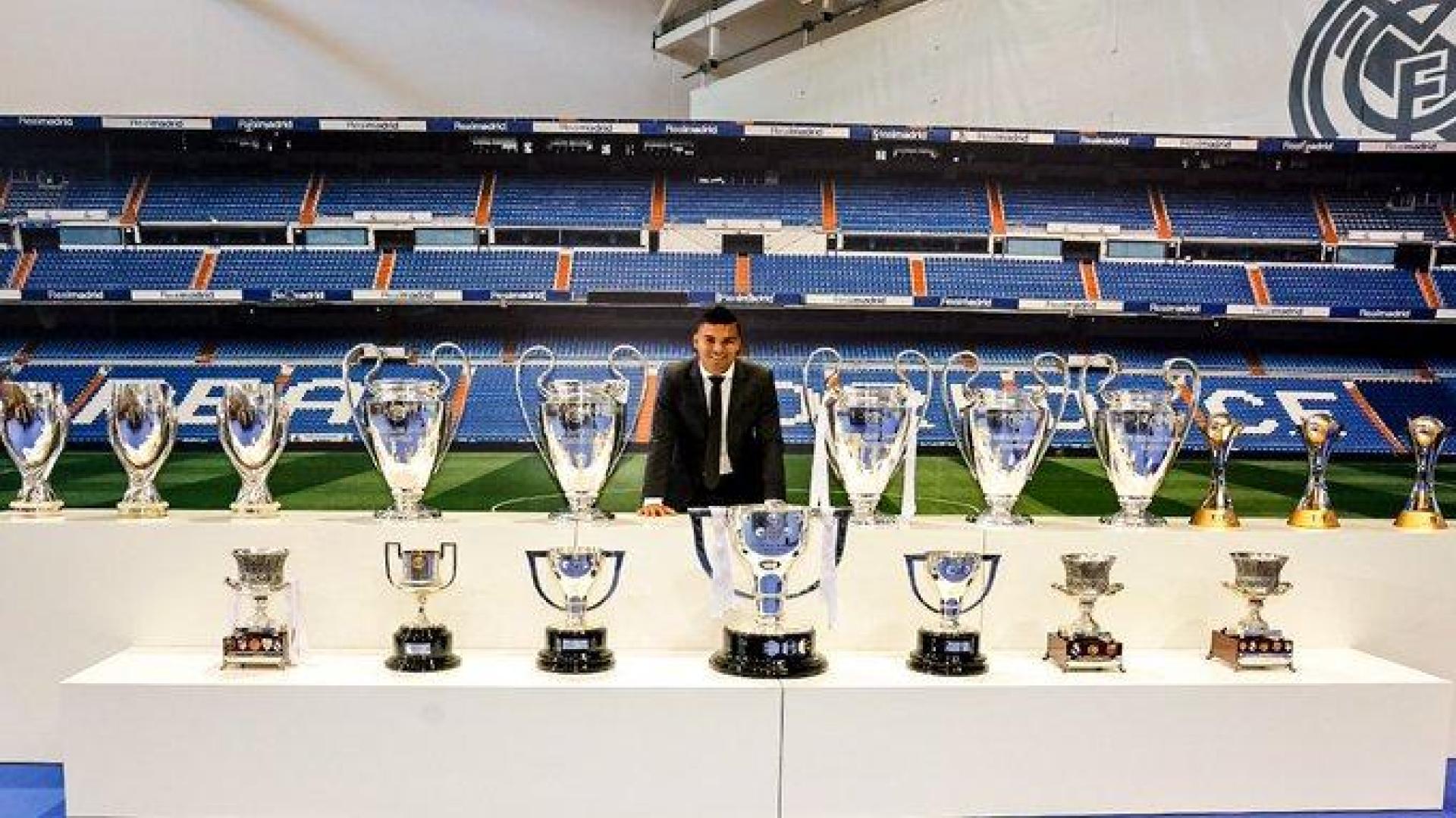 Casemiro ha posado con todos los trofeos que ha ganado con el Real Madrid