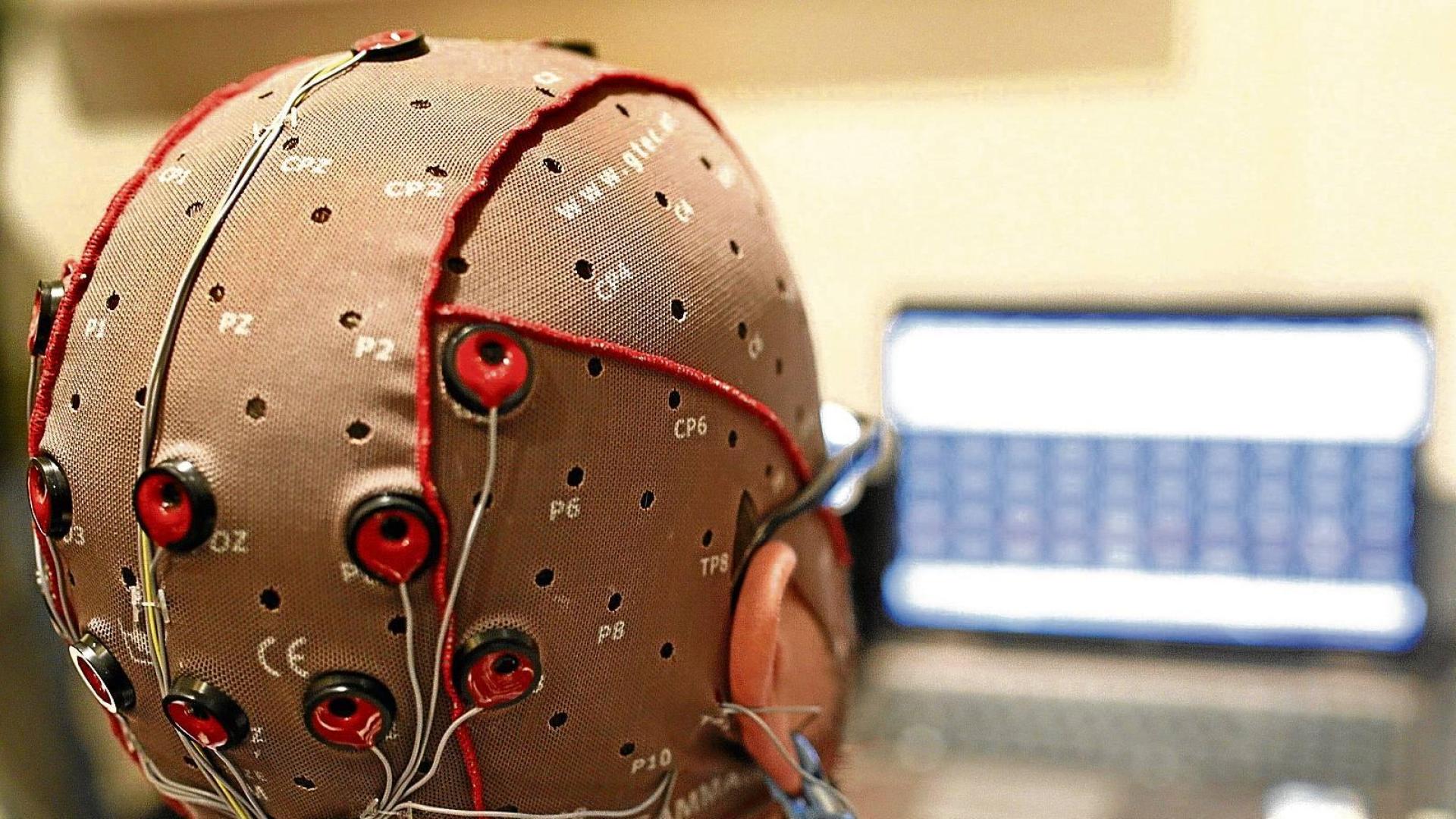 Una persona con un gorro de estimulación eléctrica cerebral con electrodos