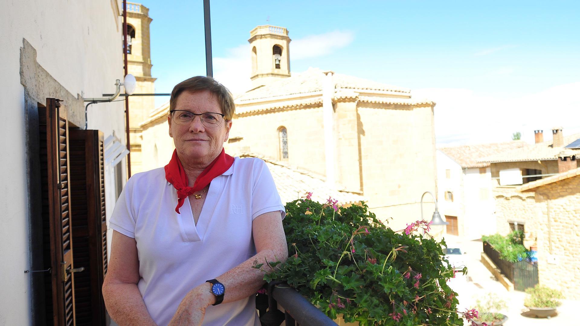Rita Roldán Murillo posa en uno de los balcones del Ayuntamiento de Barásoain.