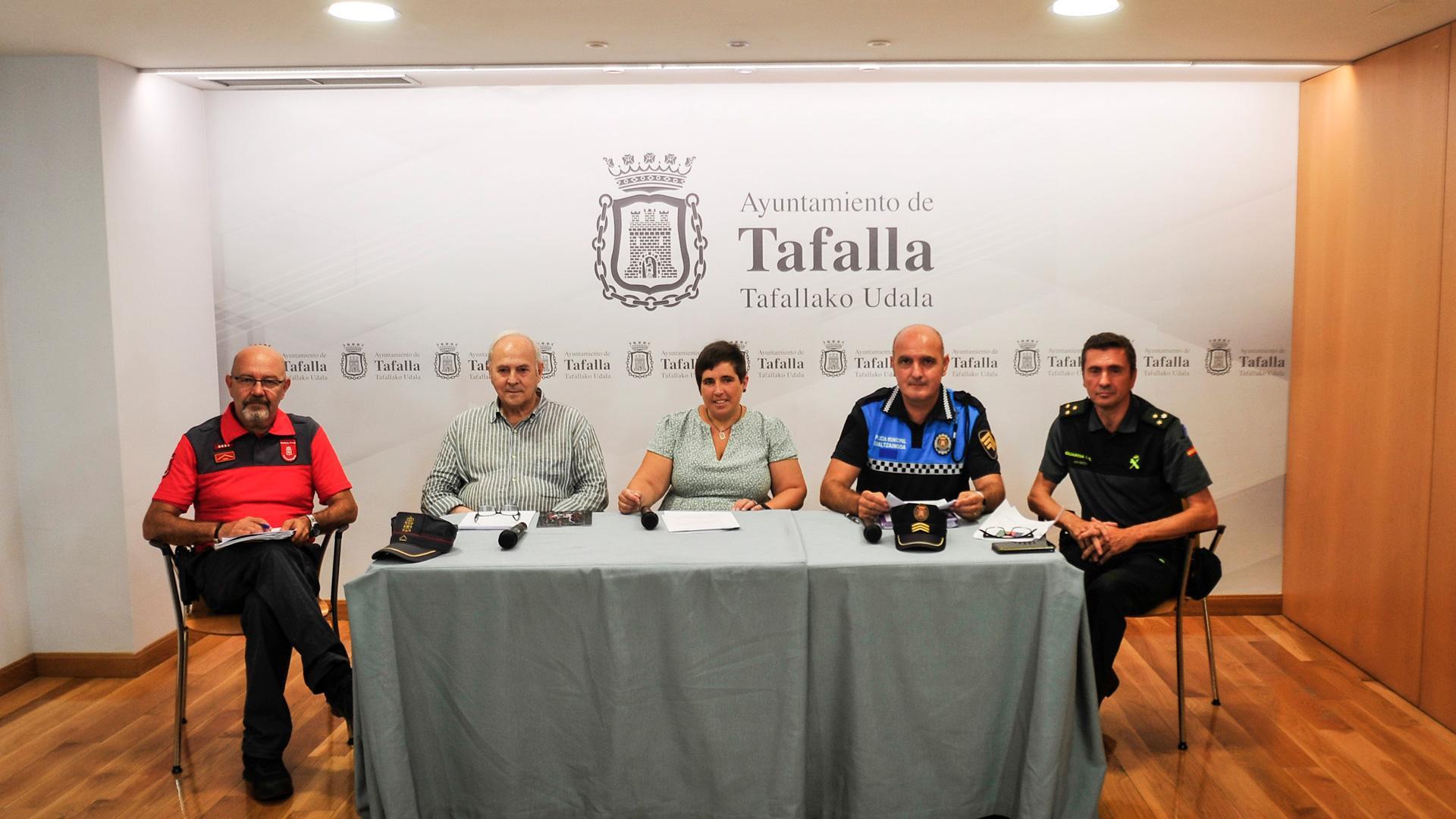 Desde la izda., Pablo Aristu, jefe de Policía Foral en la Zona Media; el concejal de Festejos, Jacinto Goñi; la alcaldesa en funciones, Uxua Olkoz; Alfredo Ondarra, jefe de Policía Municipal de Tafalla; y César García Ruiz, capitán de la Guardia Civil en Tafalla