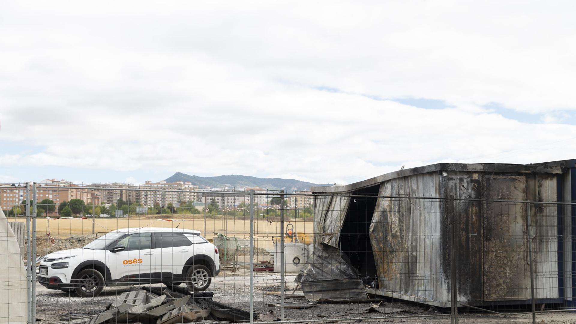 Un coche de la constructora junto a los restos del incendio intencionado del pasado domingo