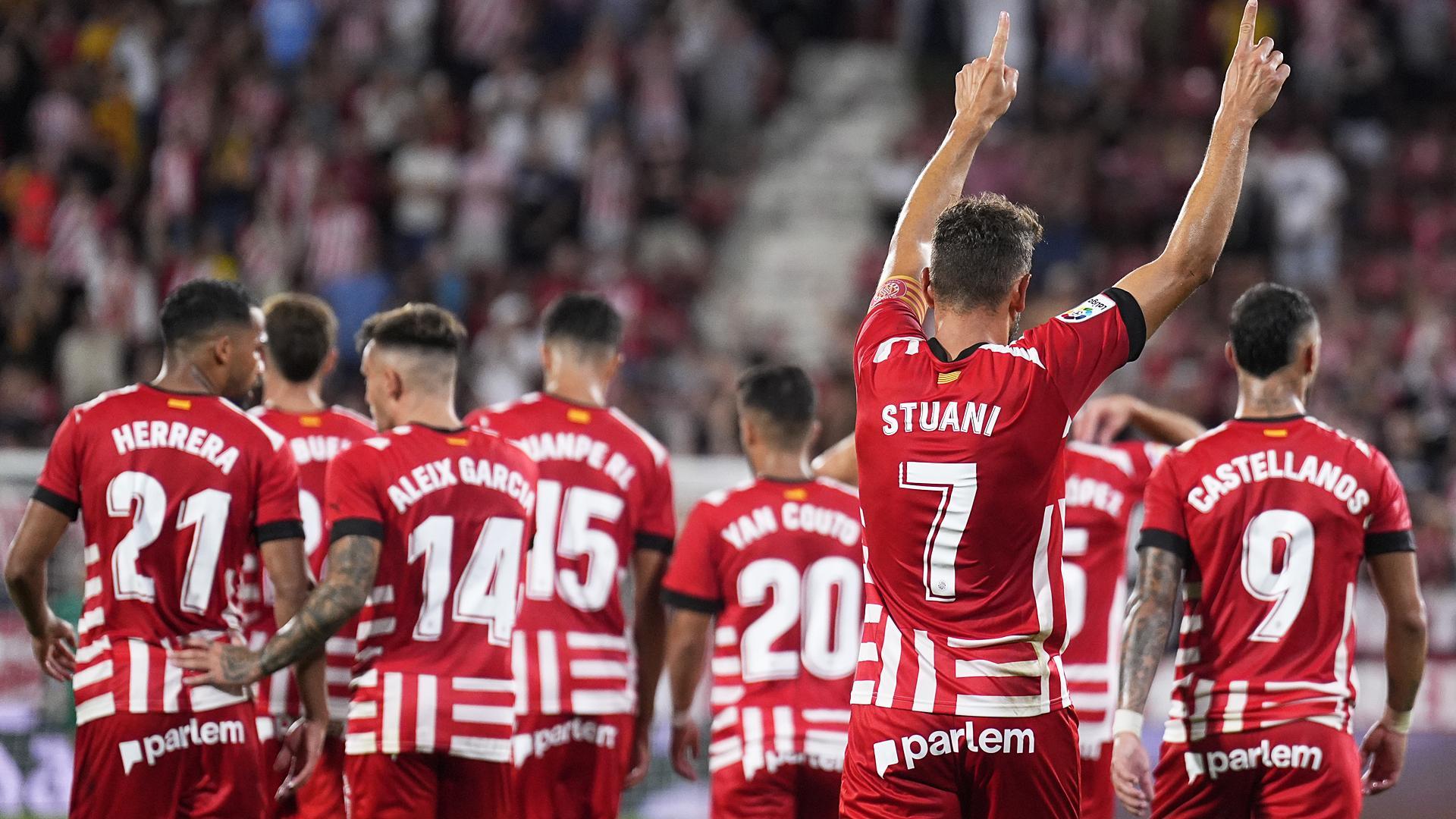 Los jugadores del Girona celebran el tanto de Stuani, quien levanta los brazos en su dedicatoria