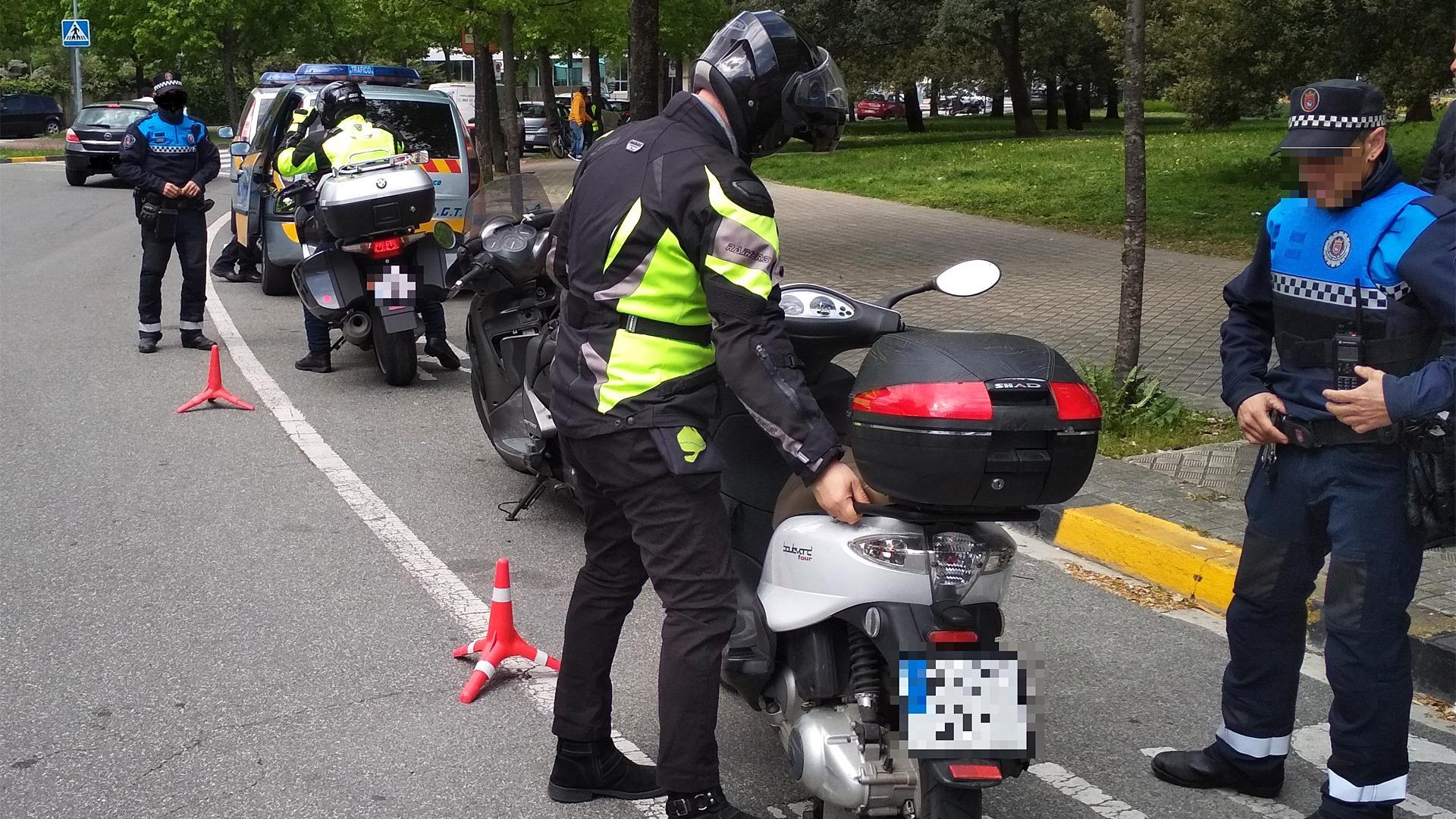 Uno de los cotroles de motocicletas y ciclomotores efectuados en Pamplona por la Policía Municipal