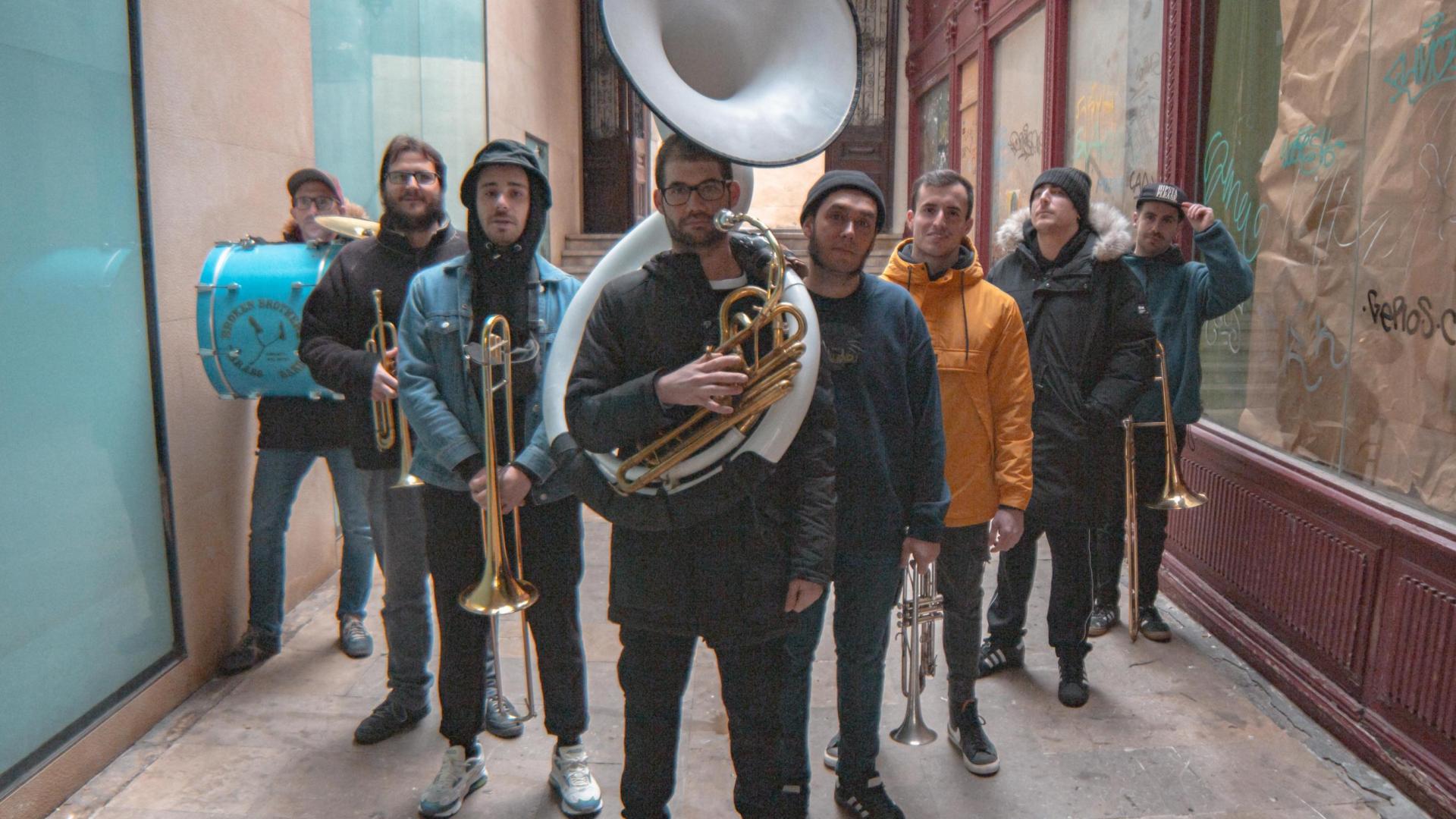 La Broken Brothers Brass Band saldrá esta tarde en kalejjira. DN