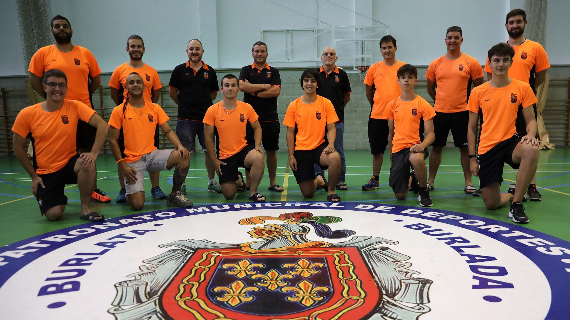 ENTRENADORES Y DIRECTIVOS DEL CLUB. Arriba (de izda. a dcha): Imanol Utrera, Asier Mendióroz, Carlos Sánchez, Javier Galván, José Rota, Xabier Undiano, Mikel Agos y Asier Espila. Abajo (izda a dcha): Sergio Agos, Adrián Trujillo, Raúl Ibañez, Adrián Beroiz, Arkaitz Urbiola y Lorentzo Molina.