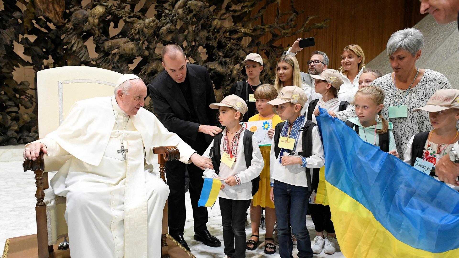 El Papa Francisco, junto a un grupo de refugiados ucranianos en la audiencia general de este miércoles en el Vaticano
