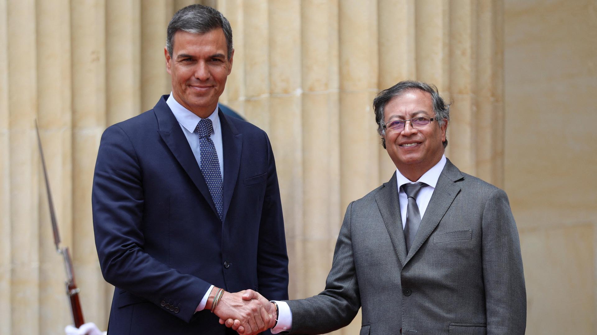 El presidente español, Pedro Sánchez, saluda a su homólogo colombiano, Gustavo Petro en la visita a Colombia de su gira latinoamericana