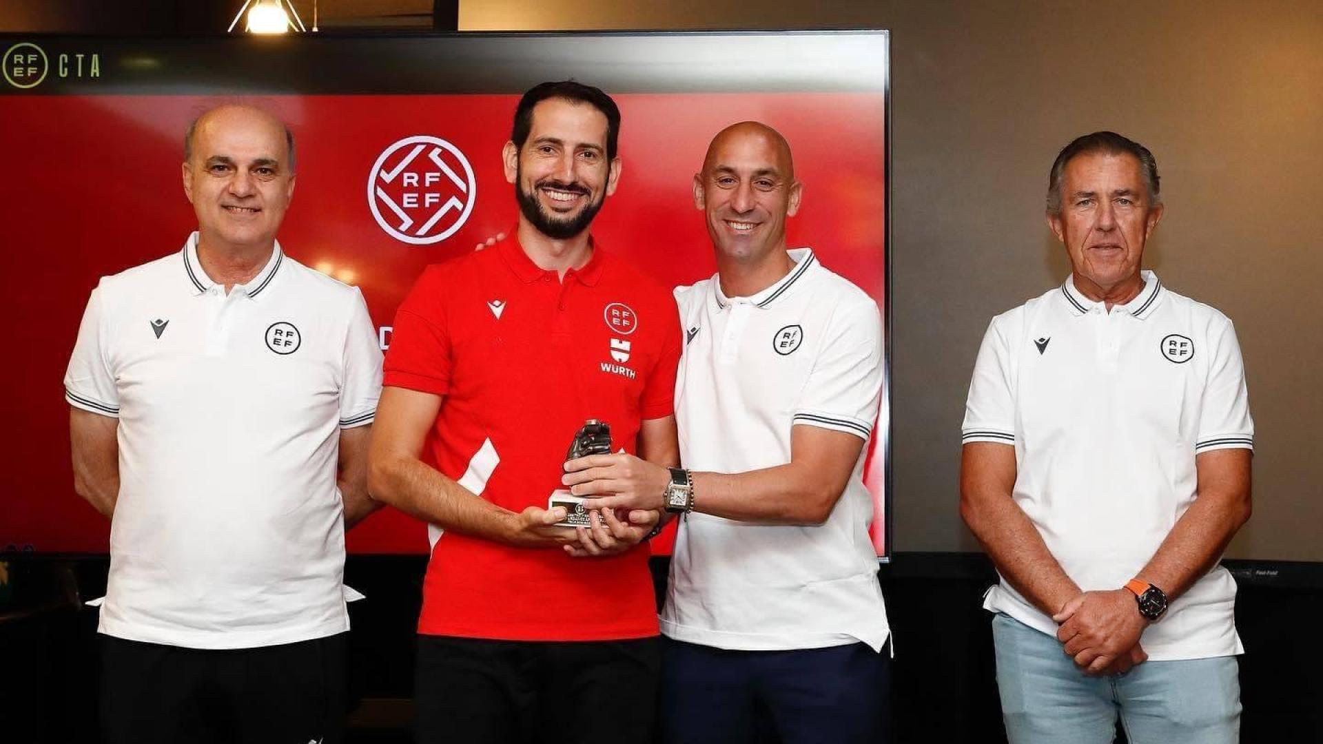 Urdánoz recibe el premio de mejor árbitro de Fútbol Sala de manos de Luis Rubiales, presidente de la RFEF.