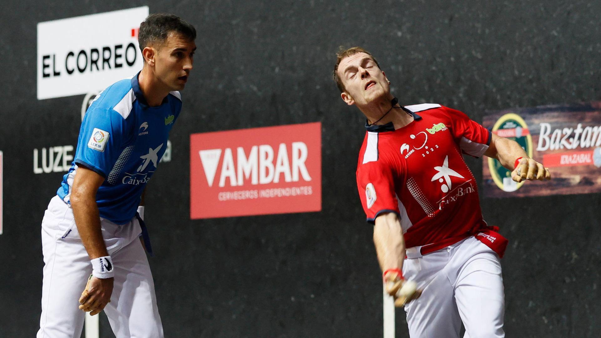 Unai Laso golpea la pelota, mientras le mira Urrutikoetxea, en su duelo en el Torneo de Aste Nagusia