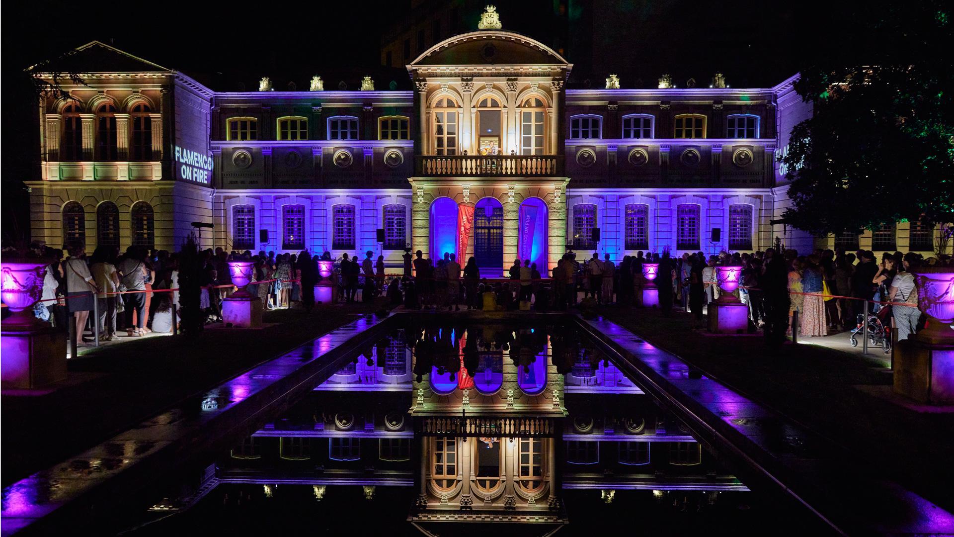El Palacio de Navarra se estrenó este miércoles por la noche como escenario del Festival Flamenco On Fire con un concierto donde brilló la guitarra flamenca del sevillano Rafael Riqueni