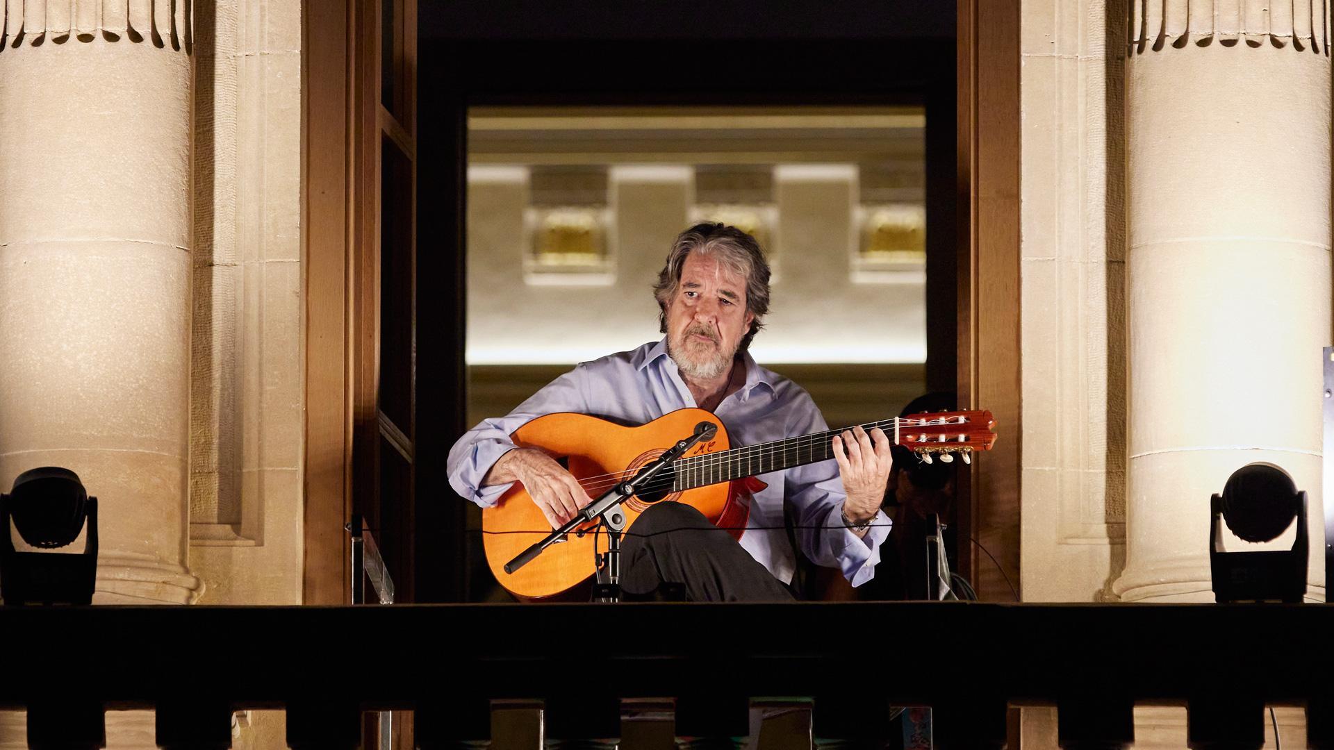 Una de las canciones que el guitarrista flamenco sevillano Rafael Riqueni interpretó desde un balcón del Palacio de Navarra este miércoles por la noche
