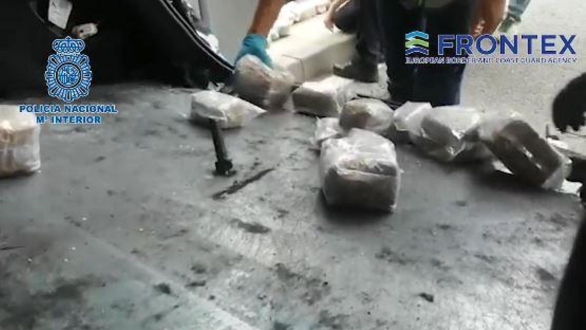 Los paquetes con la drogas estaban escondidos en diferentes partes del vehículo