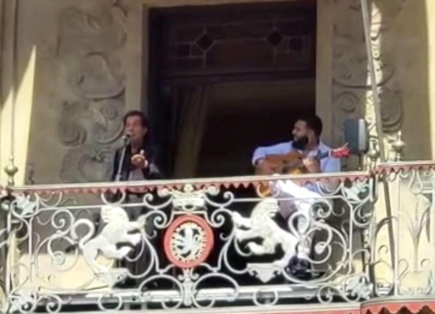Actuación de Juan Villar desde el balcón de la Casa Consistorial, dentro del Flamenco On Fire