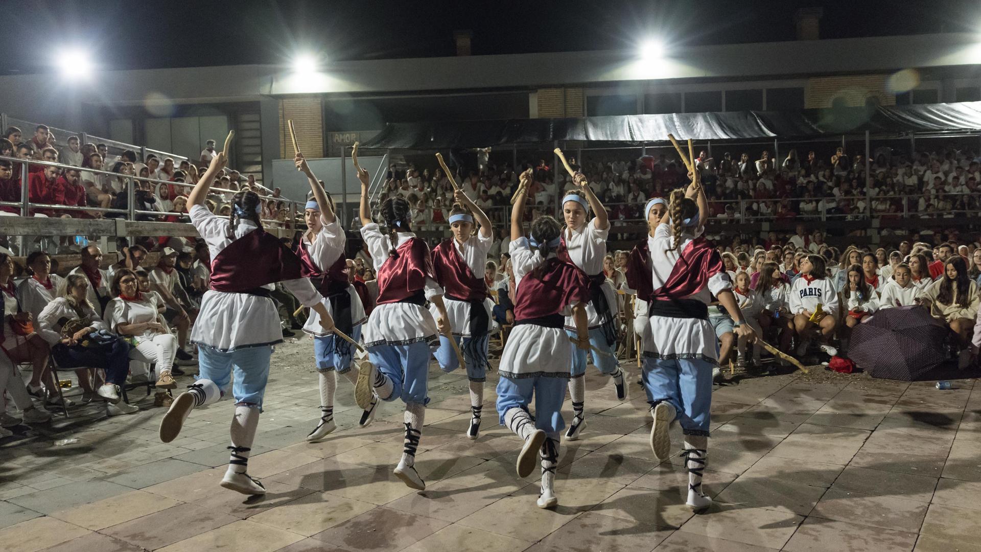 El Grupo de Danzas realiza uno de sus bailes ante una plaza de San Francisco Javier abarrotada de vecinos de Ribaforada