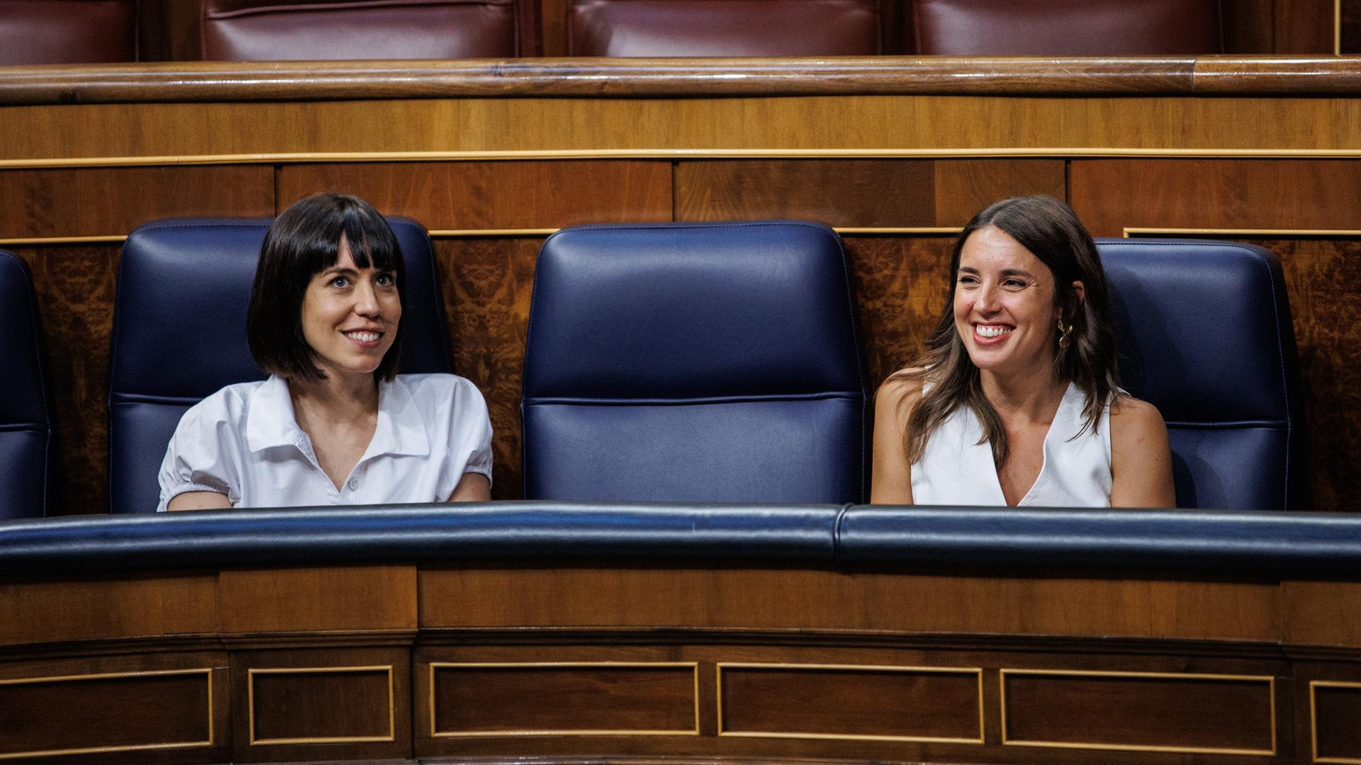 La ministra de Ciencia e Innovación, Diana Morant, y la ministra de Igualdad, Irene Montero, en la sesión plenaria del Congreso de los Diputado en la que se ha aprobado la conocida como ley del 'sólo sí es sí',