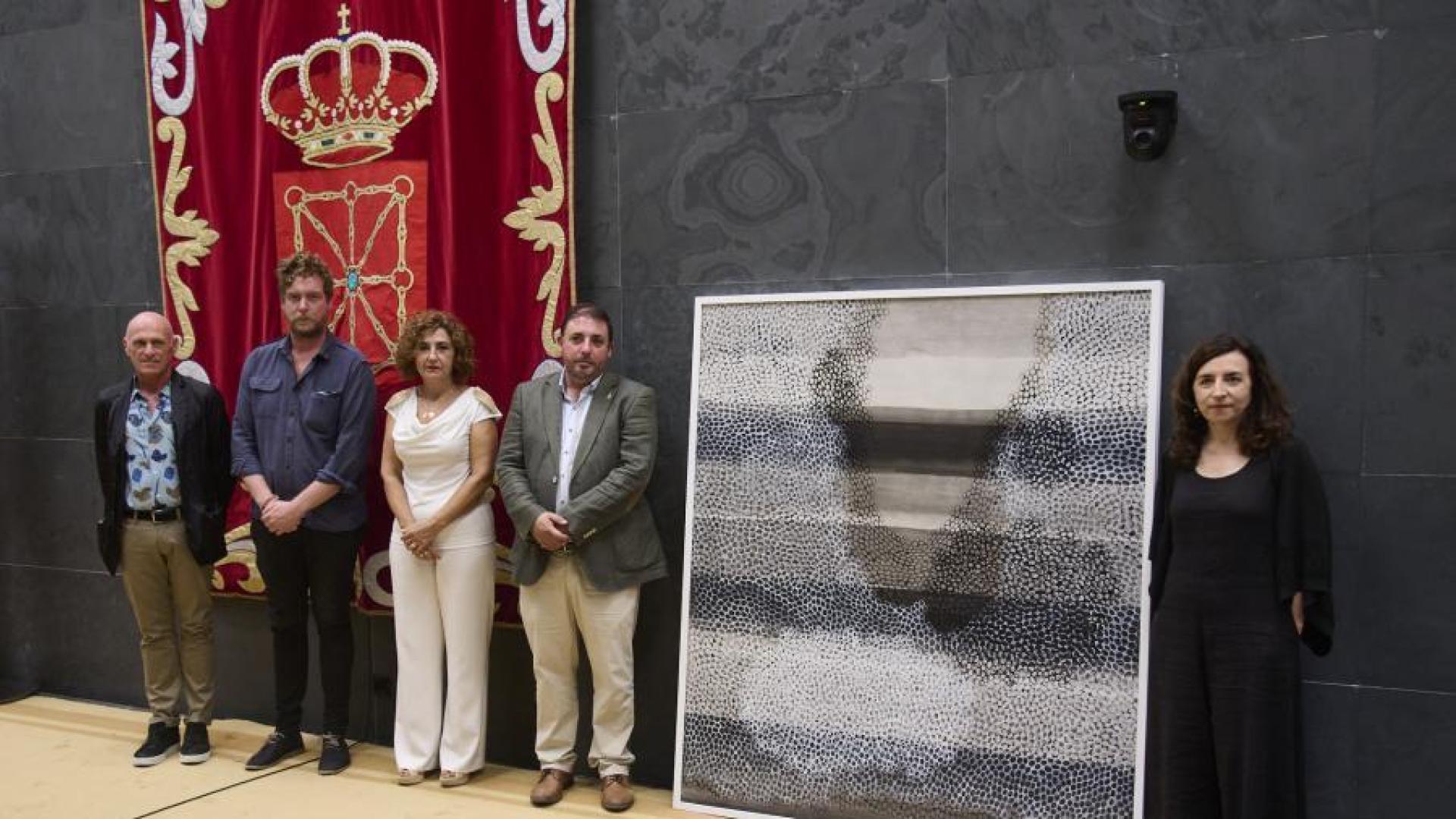 Miembros de la Mesa del Parlamento junto a la obra de Asun Goikoetxea