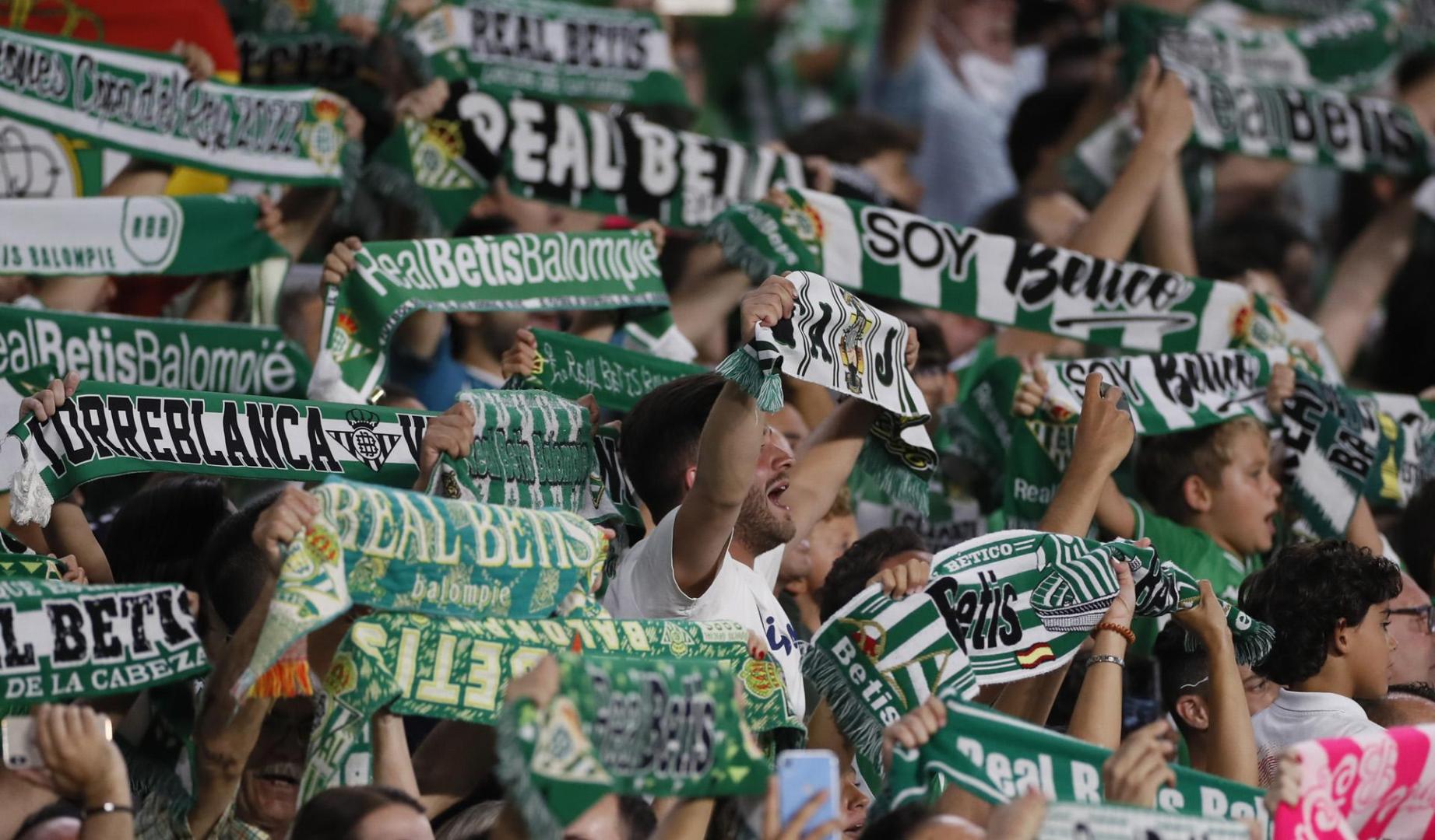 Aficionados del Betis animan la salida al campo de los jugadores