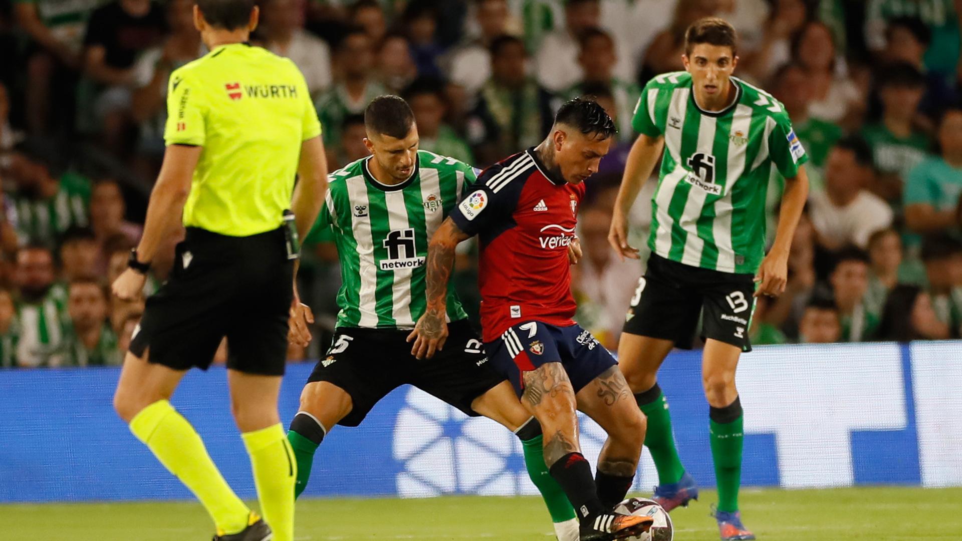 Guido Rodriguez y Chimy Ávila disputan un balón durante el partido Betis-Osasuna