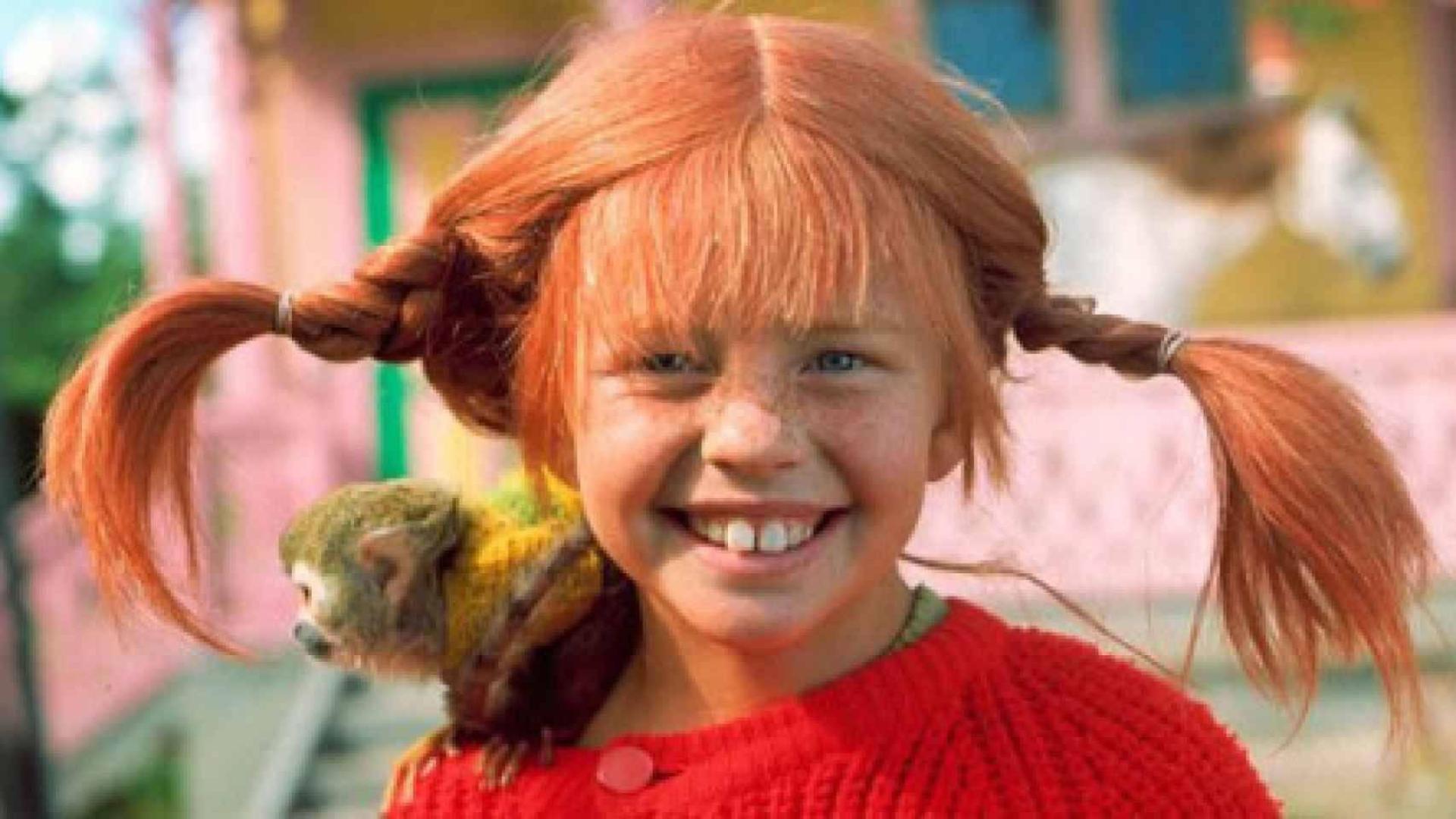 Me encantaba la serie de televisión ‘Pippi Calzaslargas’ (1969, aunque en España se emitió en 1974 y se repuso en los ochenta). La protagonista, Pippi Langstrump, era una niña sueca de 9 años, con una gran fuerza, que convivía con su caballo (Pequeño Tío) y su mono (Señor Nilsson). El personaje, fruto de la imaginación de la escritora Astrid Landgren (1941) vivía sola, era huérfana de madre y su padre, un marino-pirata, siempre estaba de viaje. Rebelde, contradicctoria, con esas trenzas rojas horizontales representaba lo prohibido e incorrecto.