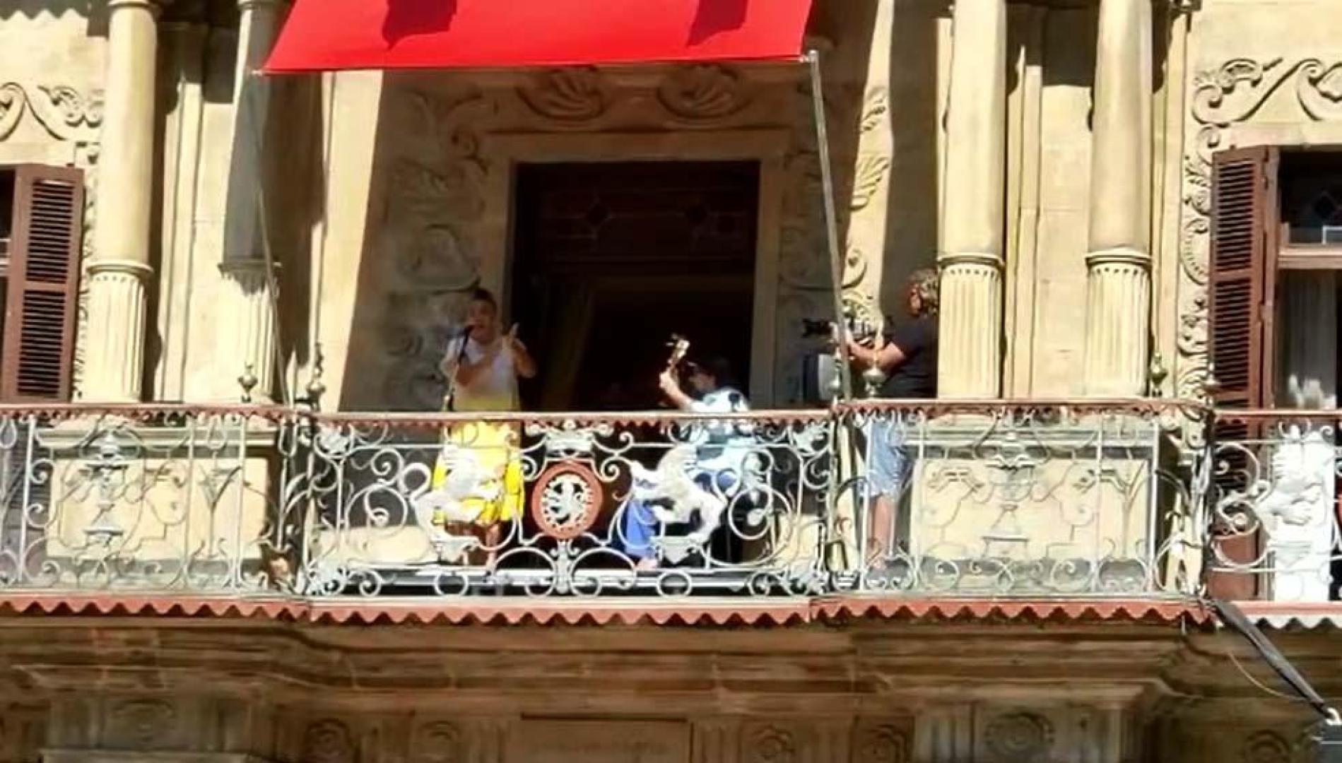 La cantaora jerezana ha deleitado al público desde el balcón consistorial, acompañada a la guitarra por Manuel Parrilla