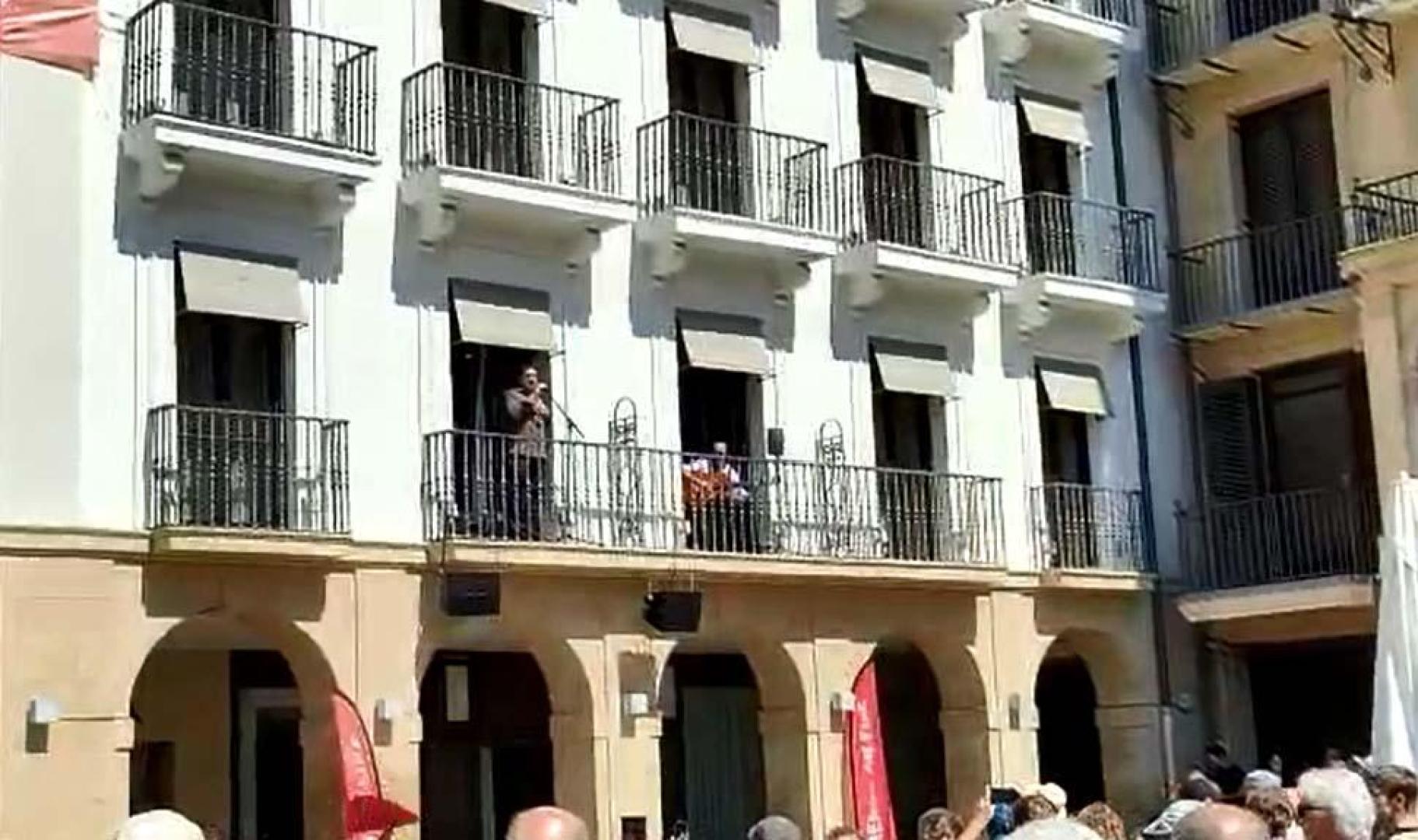 El cantaor Rafael Jiménez Falo, acompañado a la guitarra por Claudio Villanueva, ha actuado en el balcón del Hotel La Perla