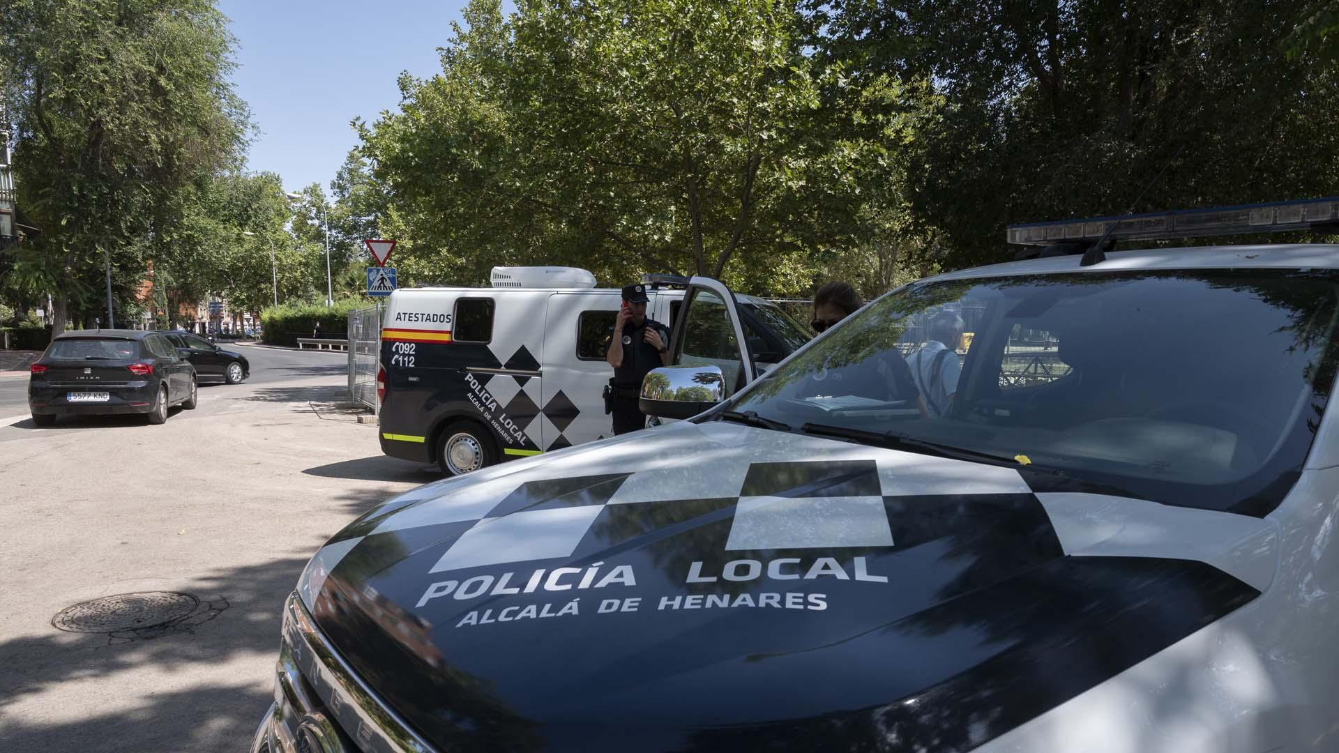 Coches de la Policía Local en el recinto ferial donde se inició la pelea en Alcalá de Henares