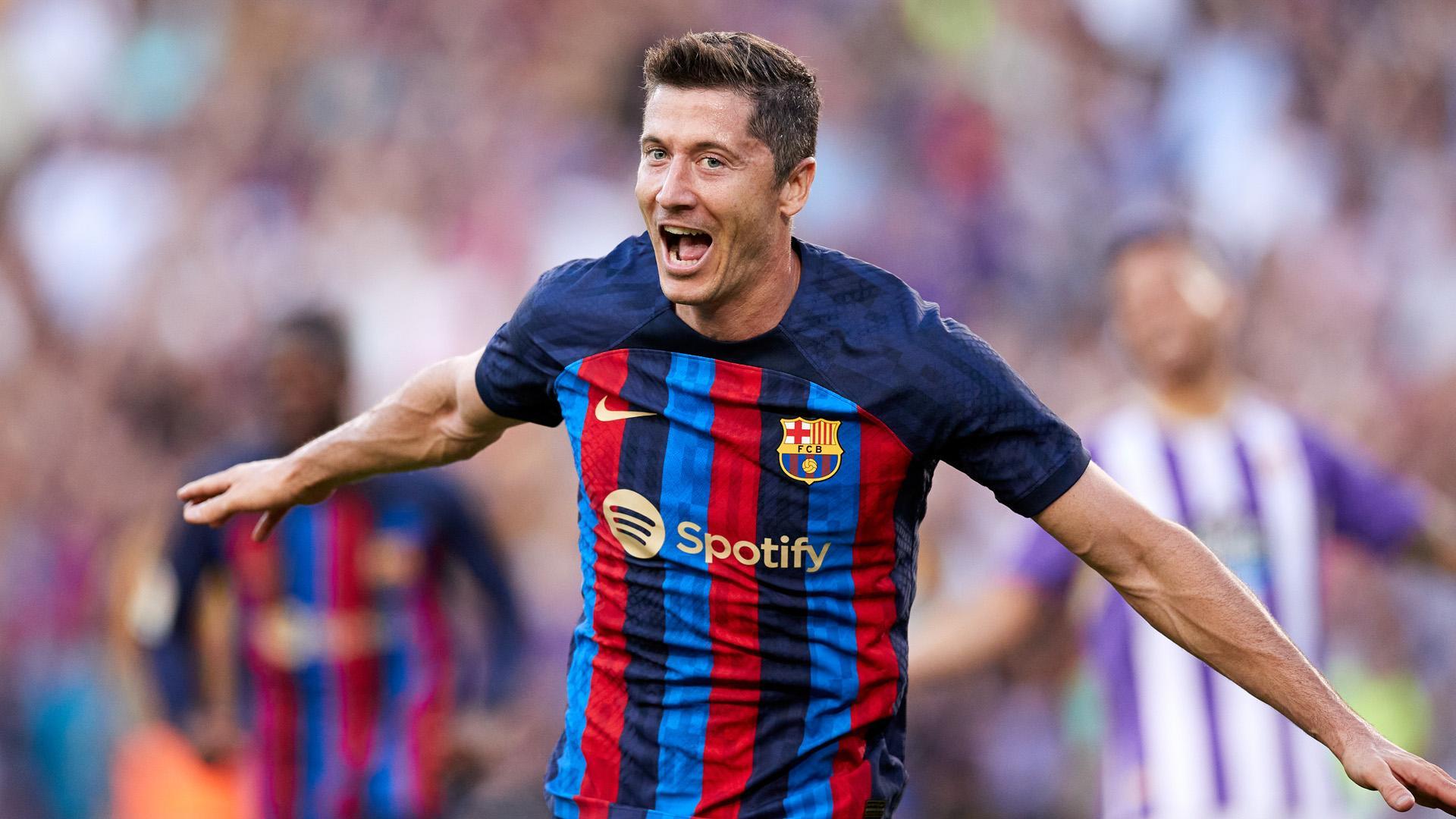 Robert Lewandowski celebra uno de sus dos goles contra el Valladolid