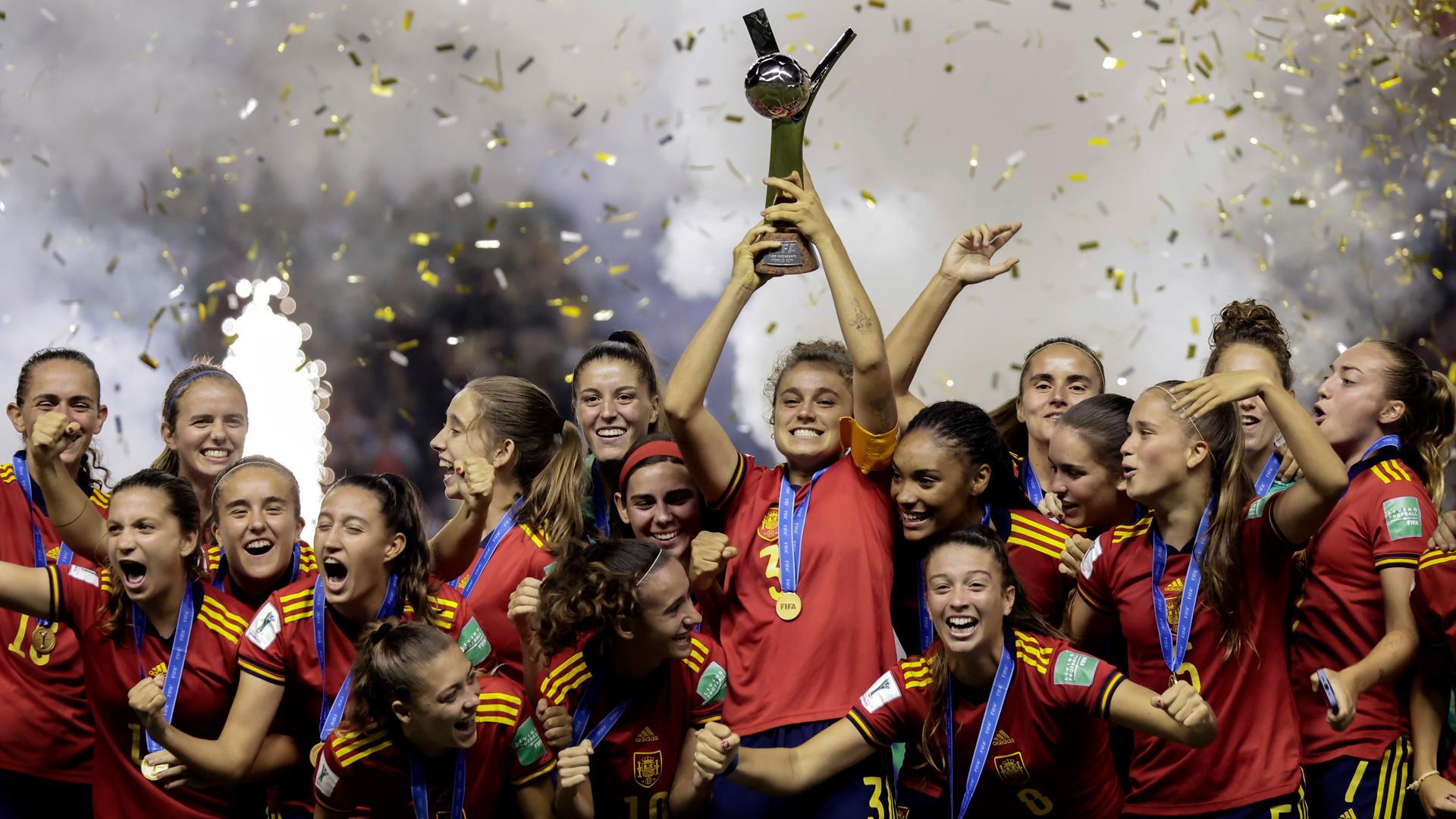 Las jugadoras de España celebran con el trofeo el título de campeona de la Copa Mundial Femenina Sub-20 tras vencer a Japón