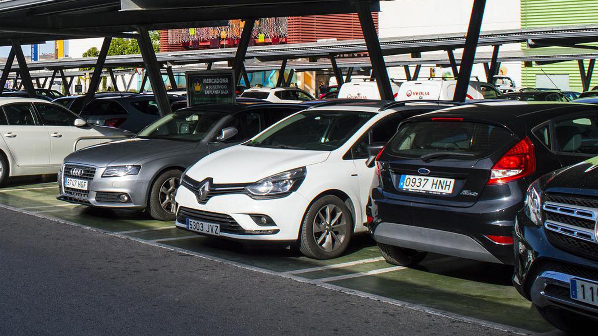 Coches en un aparcamiento público